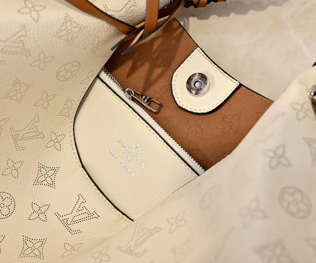 Batch 300💰 Upgraded original M53188 six-color ready stock. This bag is made of imported granular Taurillon calfskin. Its fashionable silhouette is very youthful. The full leather punched braided wrist double tag women's shoulder bag is particularly beautiful when carried casually on the shoulder. The oversized shiny palladium copper twist lock seal adds an avant-garde atmosphere. Dimensions: 35.0 x 40.0 x 17.0 cm