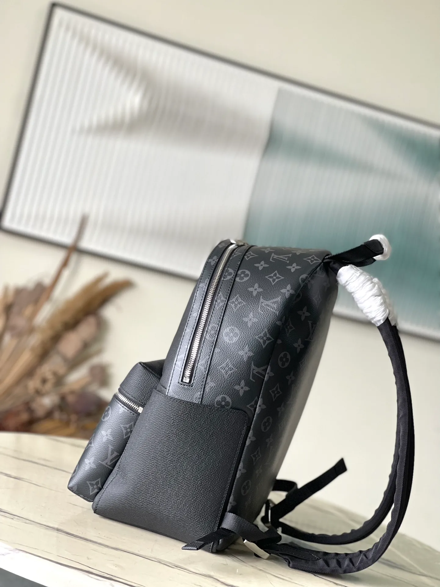 💰1160 (top layer leather) top original M31033 Discovery backpack combines Monogram canvas and Taïga leather to reinterpret the classic campus trend design. The glossy exterior wraps around two internal pockets and an internal iPad pocket, and two adjustable leather straps ensure comfortable carrying. Size: 29*38*20cm