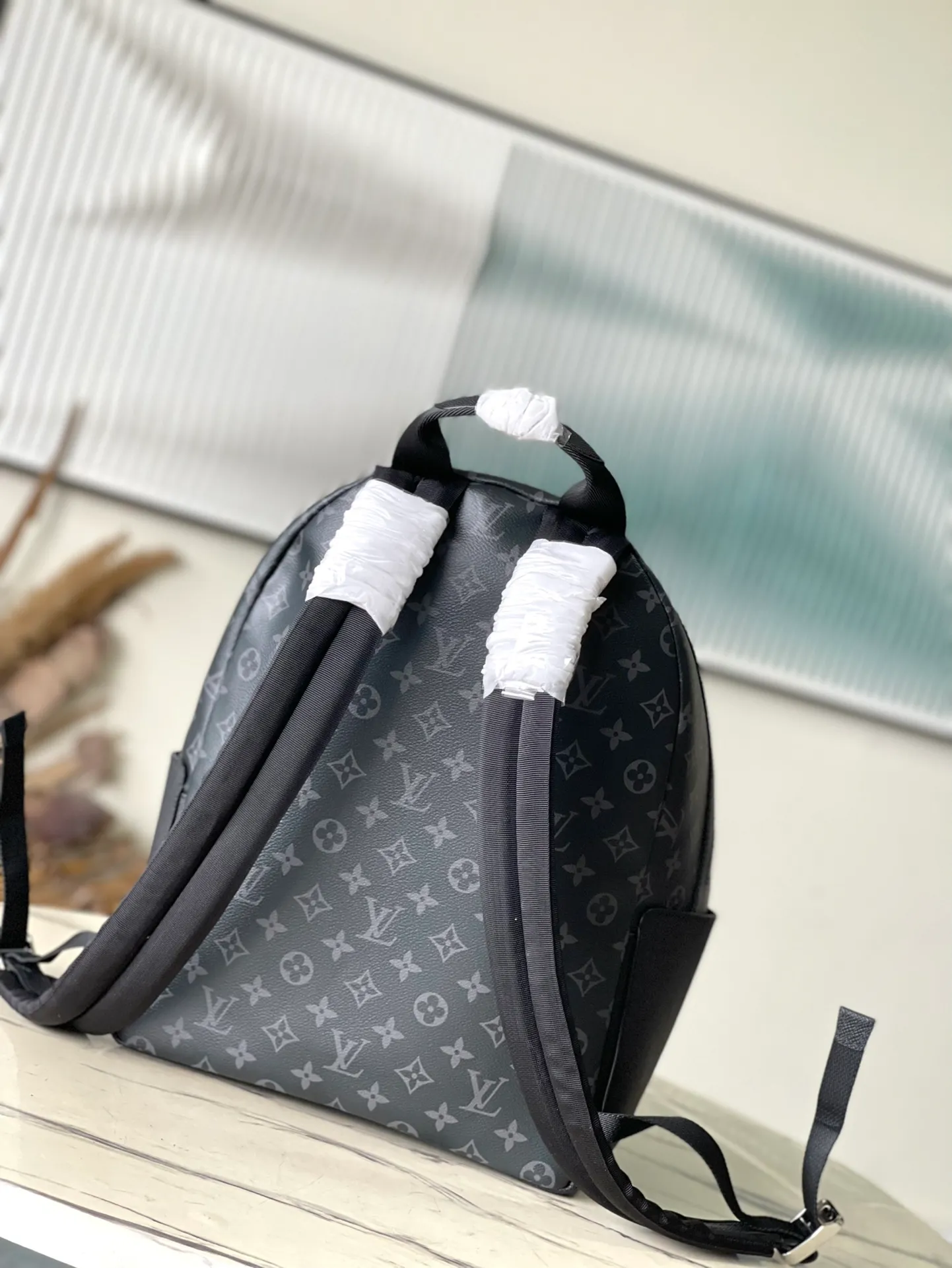 💰1160 (top layer leather) top original M31033 Discovery backpack combines Monogram canvas and Taïga leather to reinterpret the classic campus trend design. The glossy exterior wraps around two internal pockets and an internal iPad pocket, and two adjustable leather straps ensure comfortable carrying. Size: 29*38*20cm