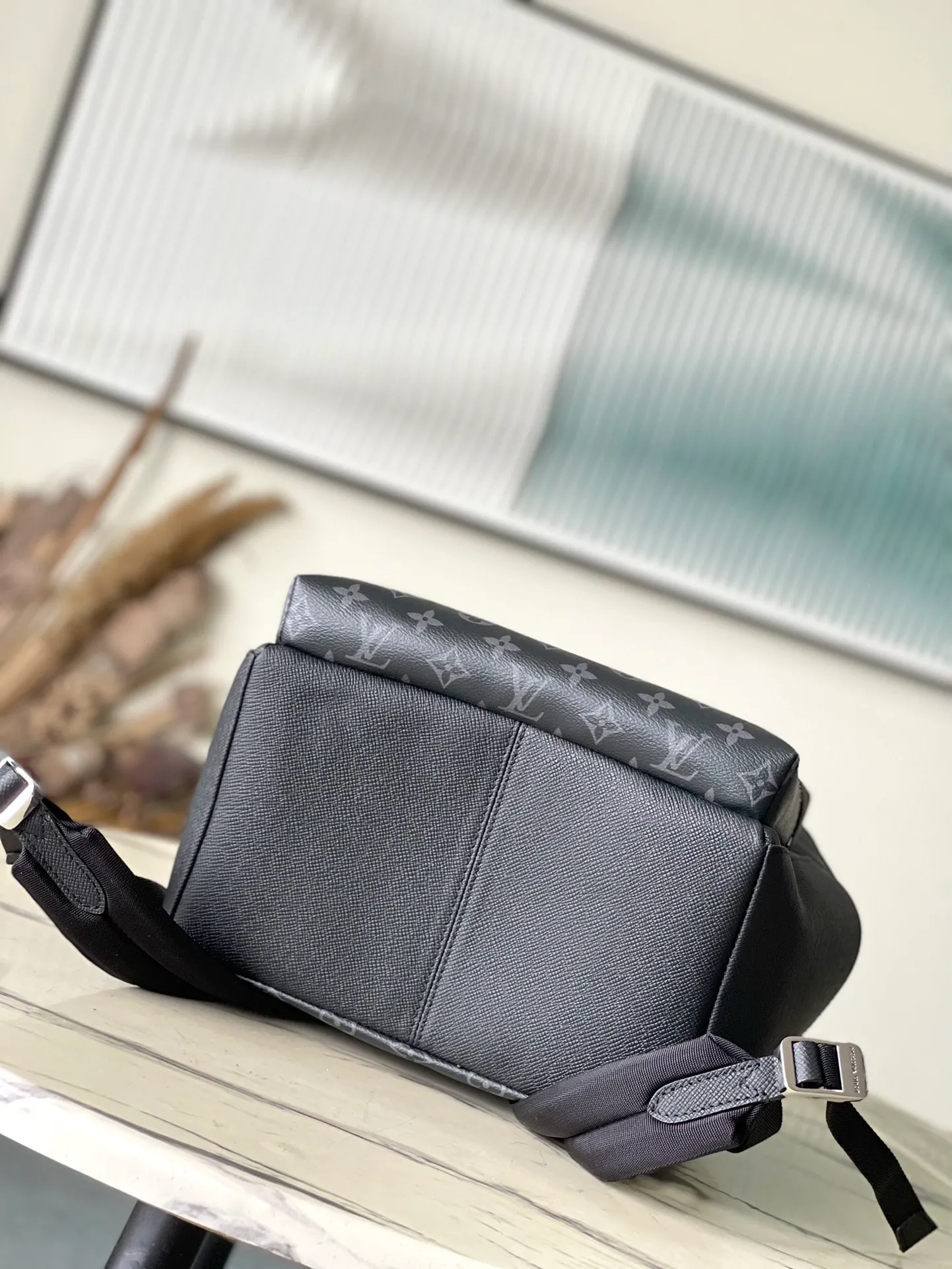 💰1160 (top layer leather) top original M31033 Discovery backpack combines Monogram canvas and Taïga leather to reinterpret the classic campus trend design. The glossy exterior wraps around two internal pockets and an internal iPad pocket, and two adjustable leather straps ensure comfortable carrying. Size: 29*38*20cm