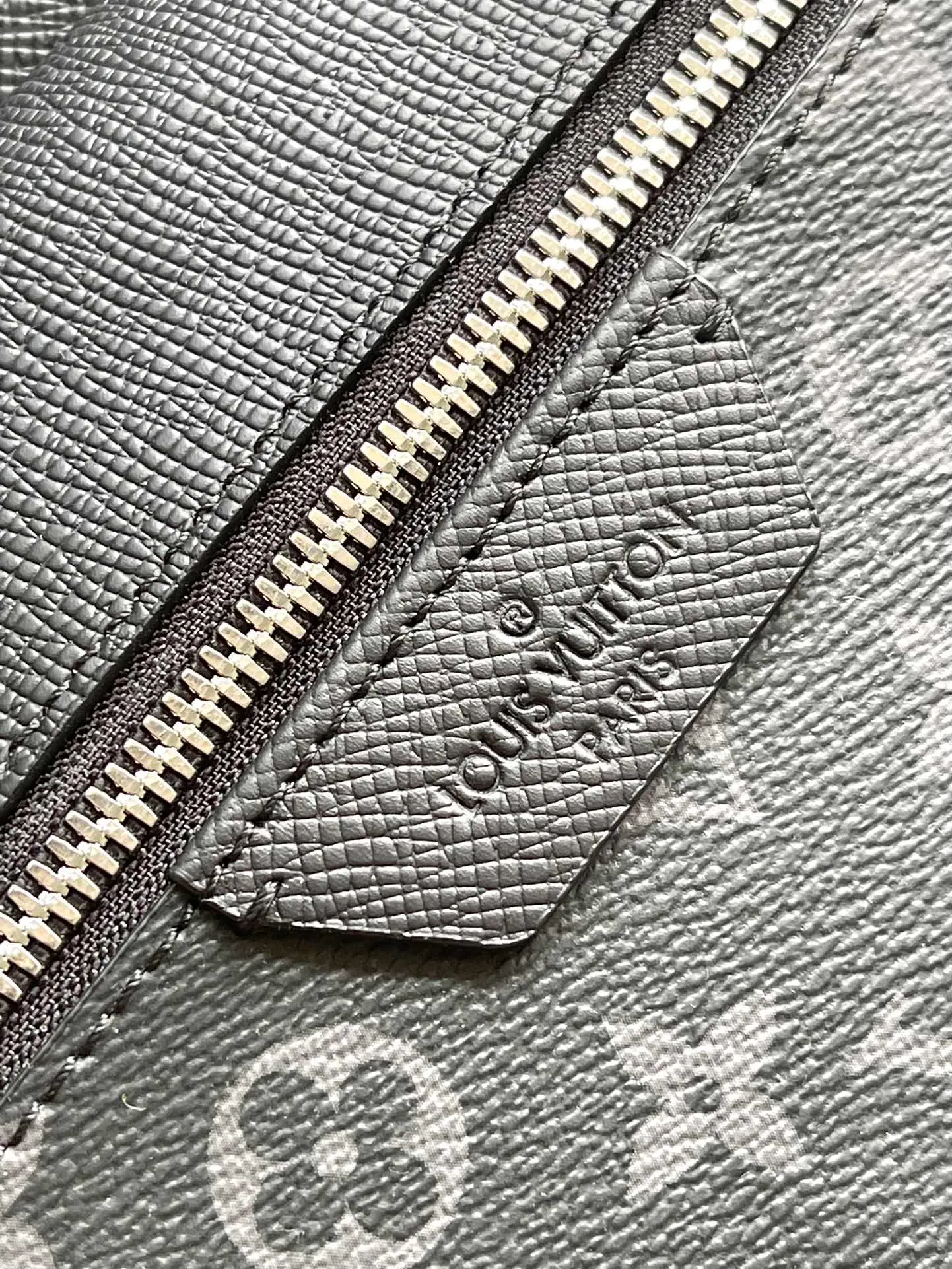 💰1160 (top layer leather) top original M31033 Discovery backpack combines Monogram canvas and Taïga leather to reinterpret the classic campus trend design. The glossy exterior wraps around two internal pockets and an internal iPad pocket, and two adjustable leather straps ensure comfortable carrying. Size: 29*38*20cm