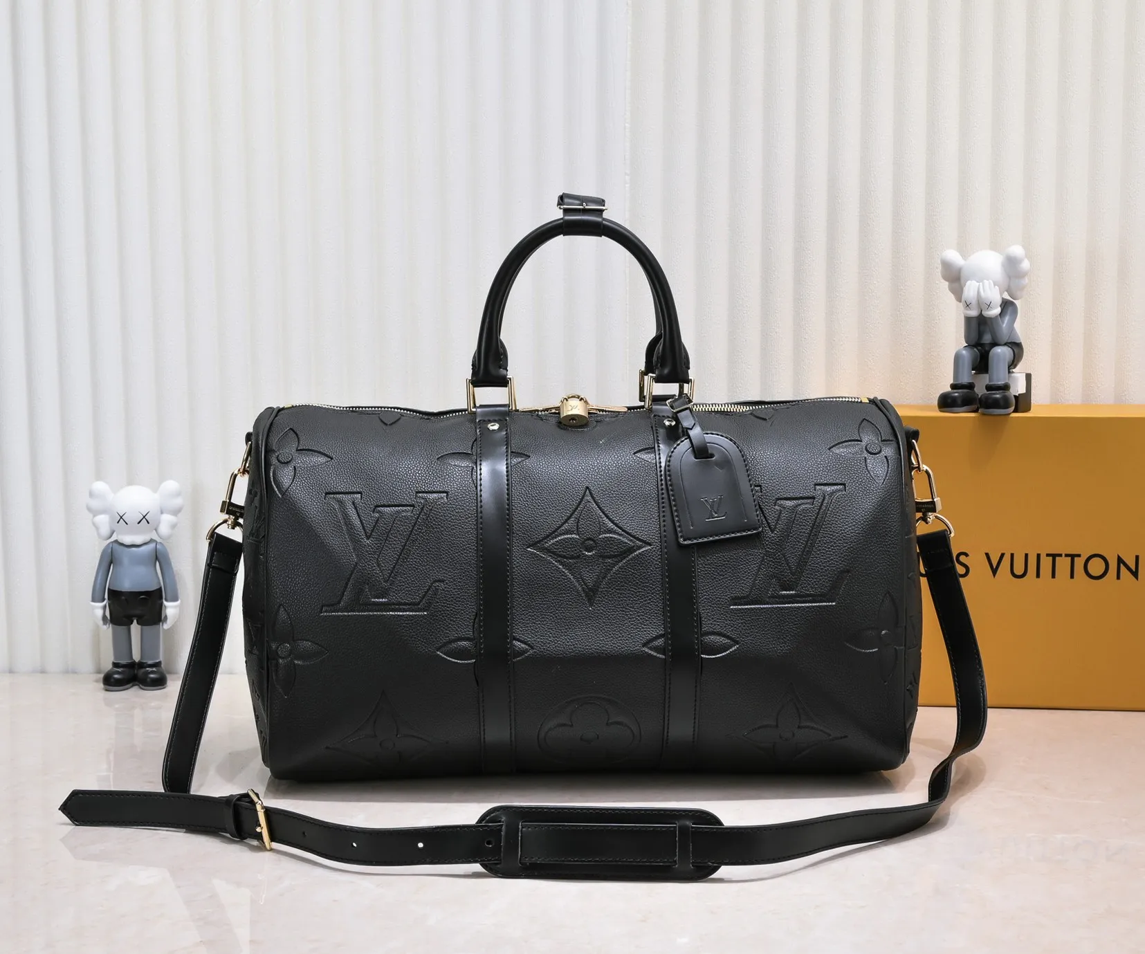 Batch 440💰N44810 45532 Upgraded version 45cm imported first-layer cowhide black embossed large flower travel bag N41416 45532 Keepall is a classic of the Louis Vuitton travel bag series. This large Keepall in Monogram is spacious and comes with a removable leather shoulder strap. 45x 27×20cm (Length x Height x Width) - Monogram natural cowhide leather binding - Double zipper closure - Leather handles - Detachable leather shoulder strap - Detachable leather ID holder - All steel hardware - With padlock