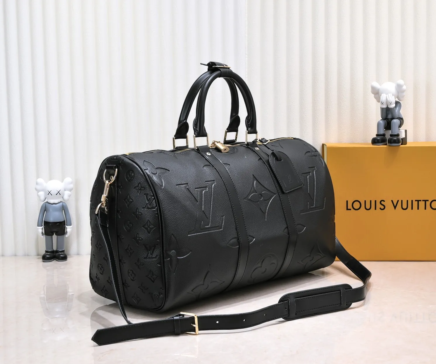 Batch 440💰N44810 45532 Upgraded version 45cm imported first-layer cowhide black embossed large flower travel bag N41416 45532 Keepall is a classic of the Louis Vuitton travel bag series. This large Keepall in Monogram is spacious and comes with a removable leather shoulder strap. 45x 27×20cm (Length x Height x Width) - Monogram natural cowhide leather binding - Double zipper closure - Leather handles - Detachable leather shoulder strap - Detachable leather ID holder - All steel hardware - With padlock