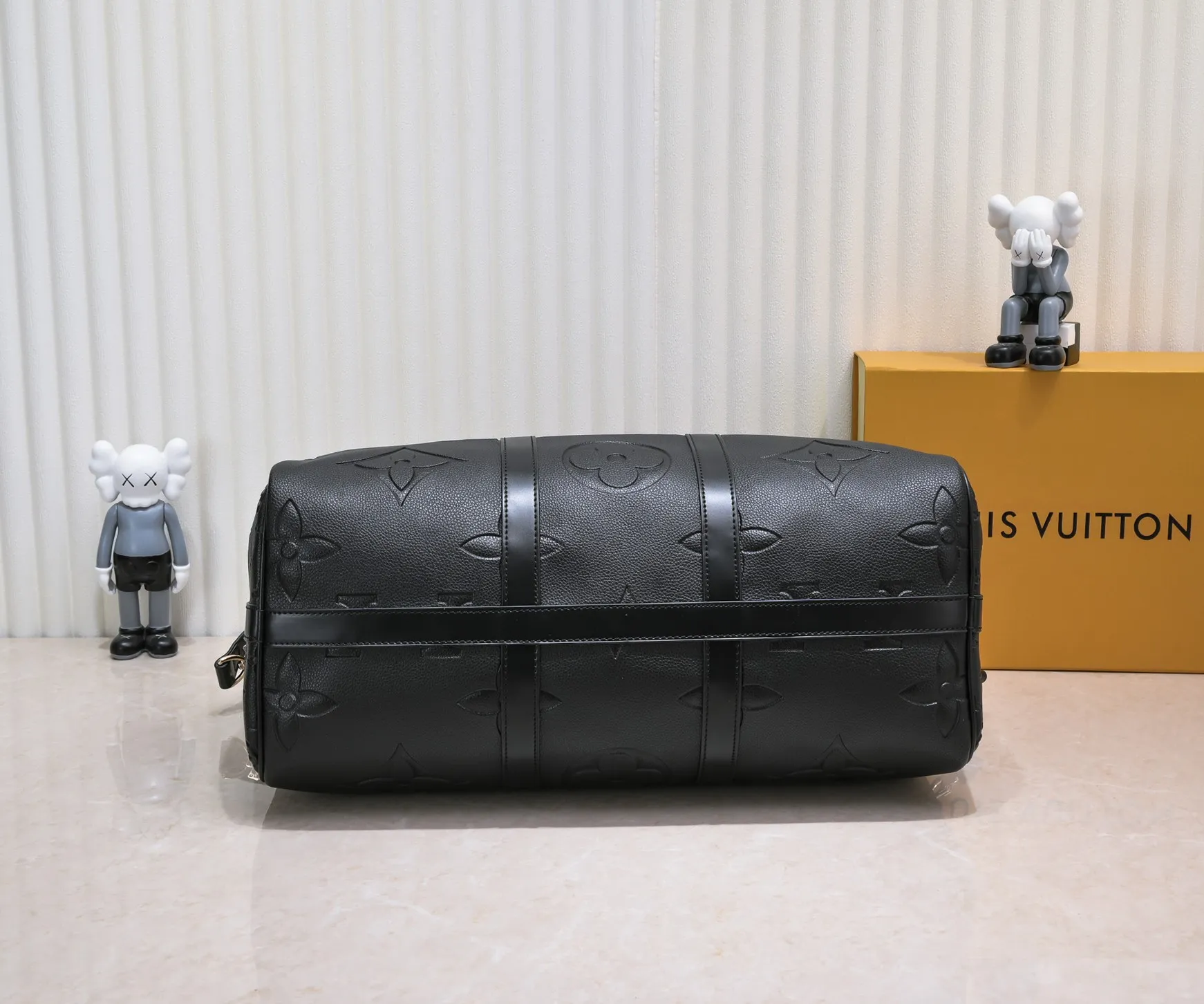 Batch 440💰N44810 45532 Upgraded version 45cm imported first-layer cowhide black embossed large flower travel bag N41416 45532 Keepall is a classic of the Louis Vuitton travel bag series. This large Keepall in Monogram is spacious and comes with a removable leather shoulder strap. 45x 27×20cm (Length x Height x Width) - Monogram natural cowhide leather binding - Double zipper closure - Leather handles - Detachable leather shoulder strap - Detachable leather ID holder - All steel hardware - With padlock