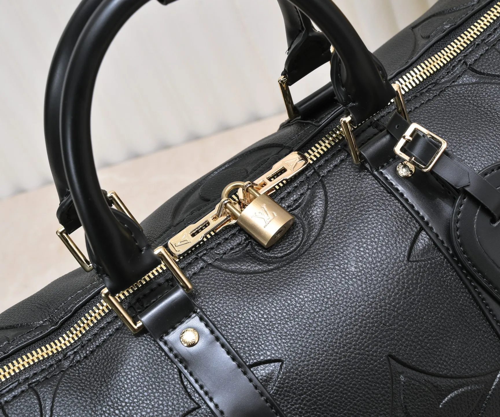 Batch 440💰N44810 45532 Upgraded version 45cm imported first-layer cowhide black embossed large flower travel bag N41416 45532 Keepall is a classic of the Louis Vuitton travel bag series. This large Keepall in Monogram is spacious and comes with a removable leather shoulder strap. 45x 27×20cm (Length x Height x Width) - Monogram natural cowhide leather binding - Double zipper closure - Leather handles - Detachable leather shoulder strap - Detachable leather ID holder - All steel hardware - With padlock