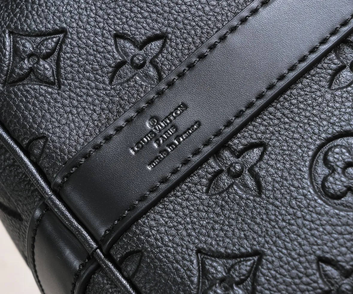 Batch 440💰N44810 45532 Upgraded version 45cm imported first-layer cowhide black embossed large flower travel bag N41416 45532 Keepall is a classic of the Louis Vuitton travel bag series. This large Keepall in Monogram is spacious and comes with a removable leather shoulder strap. 45x 27×20cm (Length x Height x Width) - Monogram natural cowhide leather binding - Double zipper closure - Leather handles - Detachable leather shoulder strap - Detachable leather ID holder - All steel hardware - With padlock