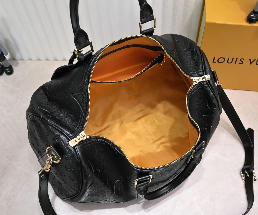 Batch 440💰N44810 45532 Upgraded version 45cm imported first-layer cowhide black embossed large flower travel bag N41416 45532 Keepall is a classic of the Louis Vuitton travel bag series. This large Keepall in Monogram is spacious and comes with a removable leather shoulder strap. 45x 27×20cm (Length x Height x Width) - Monogram natural cowhide leather binding - Double zipper closure - Leather handles - Detachable leather shoulder strap - Detachable leather ID holder - All steel hardware - With padlock