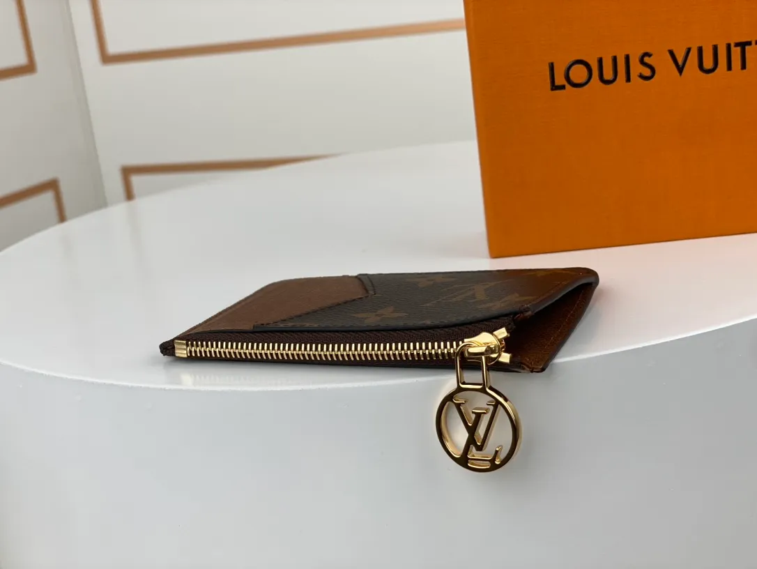 Factory price 240. This multifunctional Romy business card holder M81882 in presbyopia and brown is full of modern fashion. It has the simple design of a business card holder and the practicality of an accordion zipper pocket. It is very suitable for storing scattered cash, change or receipts. The new style is crafted in Monogram canvas, lined with colorful leather and finished with the iconic LV Circle zipper pull in gold-tone metal.