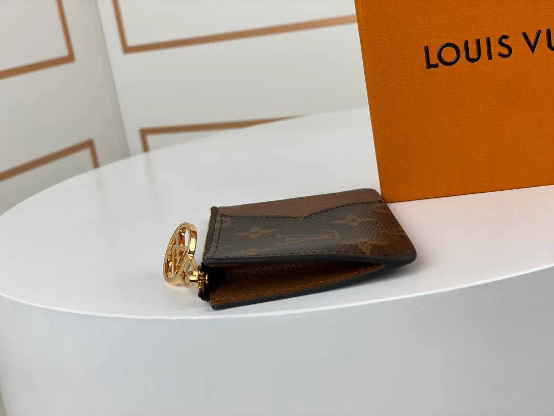 Factory price 240. This multifunctional Romy business card holder M81882 in presbyopia and brown is full of modern fashion. It has the simple design of a business card holder and the practicality of an accordion zipper pocket. It is very suitable for storing scattered cash, change or receipts. The new style is crafted in Monogram canvas, lined with colorful leather and finished with the iconic LV Circle zipper pull in gold-tone metal.