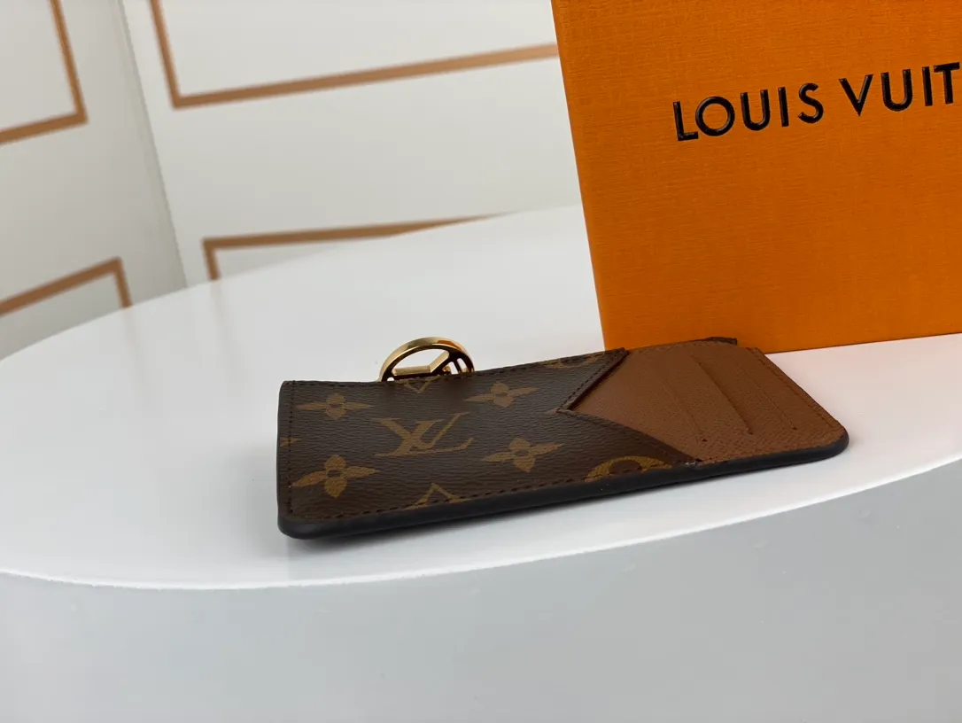 Factory price 240. This multifunctional Romy business card holder M81882 in presbyopia and brown is full of modern fashion. It has the simple design of a business card holder and the practicality of an accordion zipper pocket. It is very suitable for storing scattered cash, change or receipts. The new style is crafted in Monogram canvas, lined with colorful leather and finished with the iconic LV Circle zipper pull in gold-tone metal.
