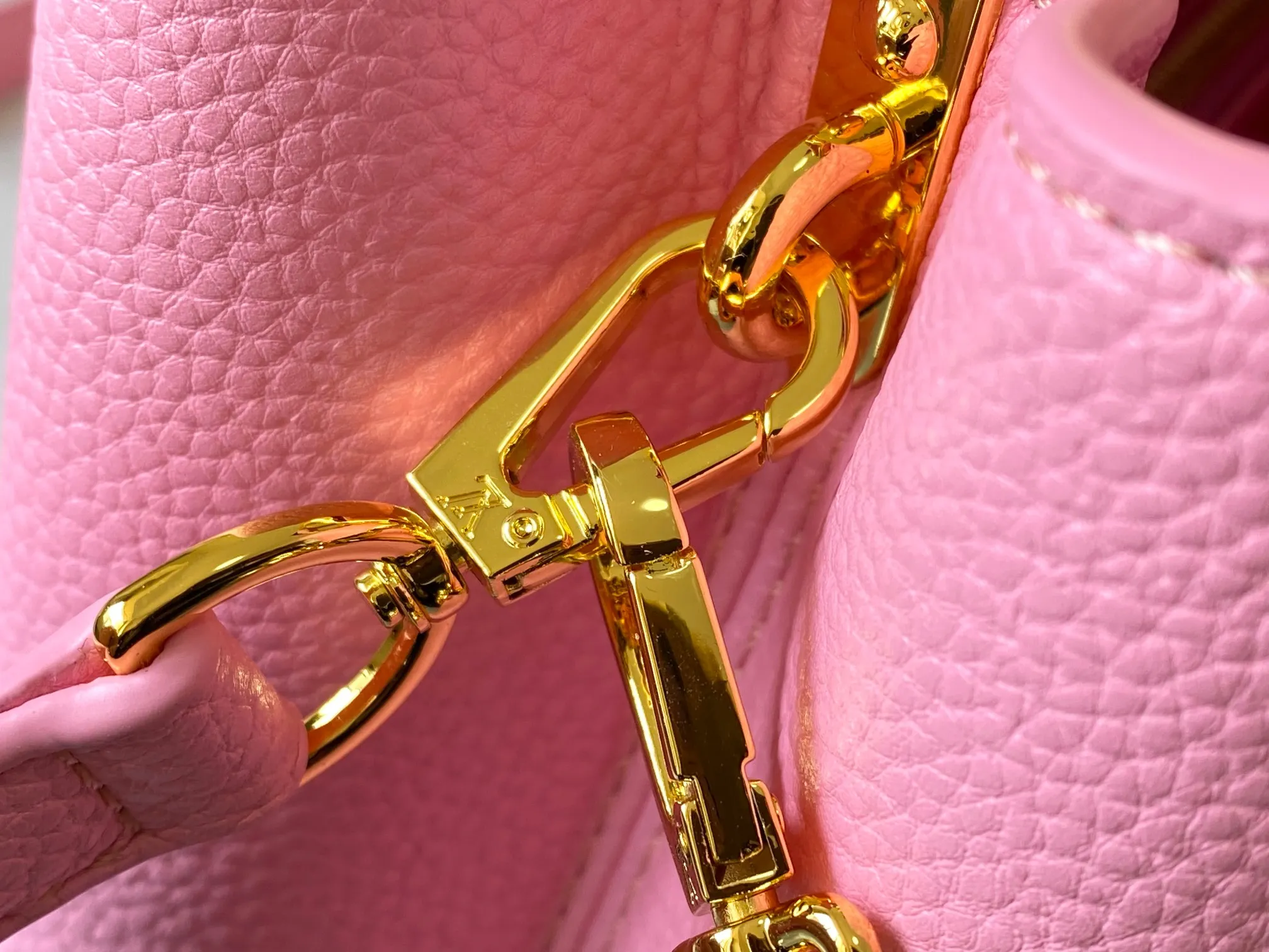 P500 [Guangzhou top quality original version] M26532 Pink This modern version of Capucines BB is made of timeless Taurillon leather and equipped with a jewelry-inspired Infinity chain. The bag is decorated with double galvanized metal parts, including the iconic Monogram floral pattern, and the LV Initials logo created with sunburst technology, creating a sundial-like light and shadow effect. The bag has multiple pockets and a detachable shoulder strap, allowing it to be carried on one shoulder or across the body. 27 x 17.3 x 9 (cm) (length x height x width)