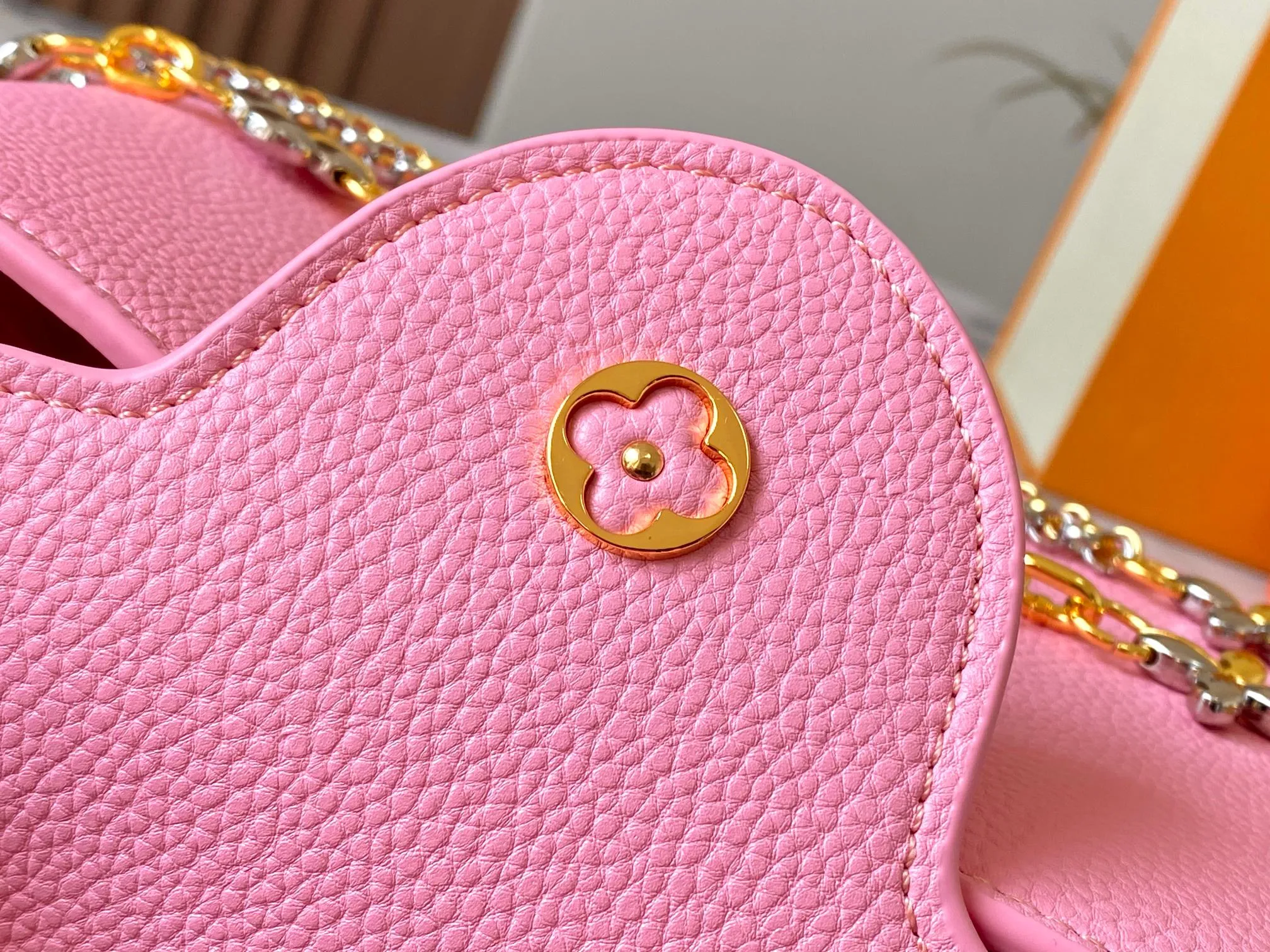 P500 [Guangzhou top quality original version] M26532 Pink This modern version of Capucines BB is made of timeless Taurillon leather and equipped with a jewelry-inspired Infinity chain. The bag is decorated with double galvanized metal parts, including the iconic Monogram floral pattern, and the LV Initials logo created with sunburst technology, creating a sundial-like light and shadow effect. The bag has multiple pockets and a detachable shoulder strap, allowing it to be carried on one shoulder or across the body. 27 x 17.3 x 9 (cm) (length x height x width)