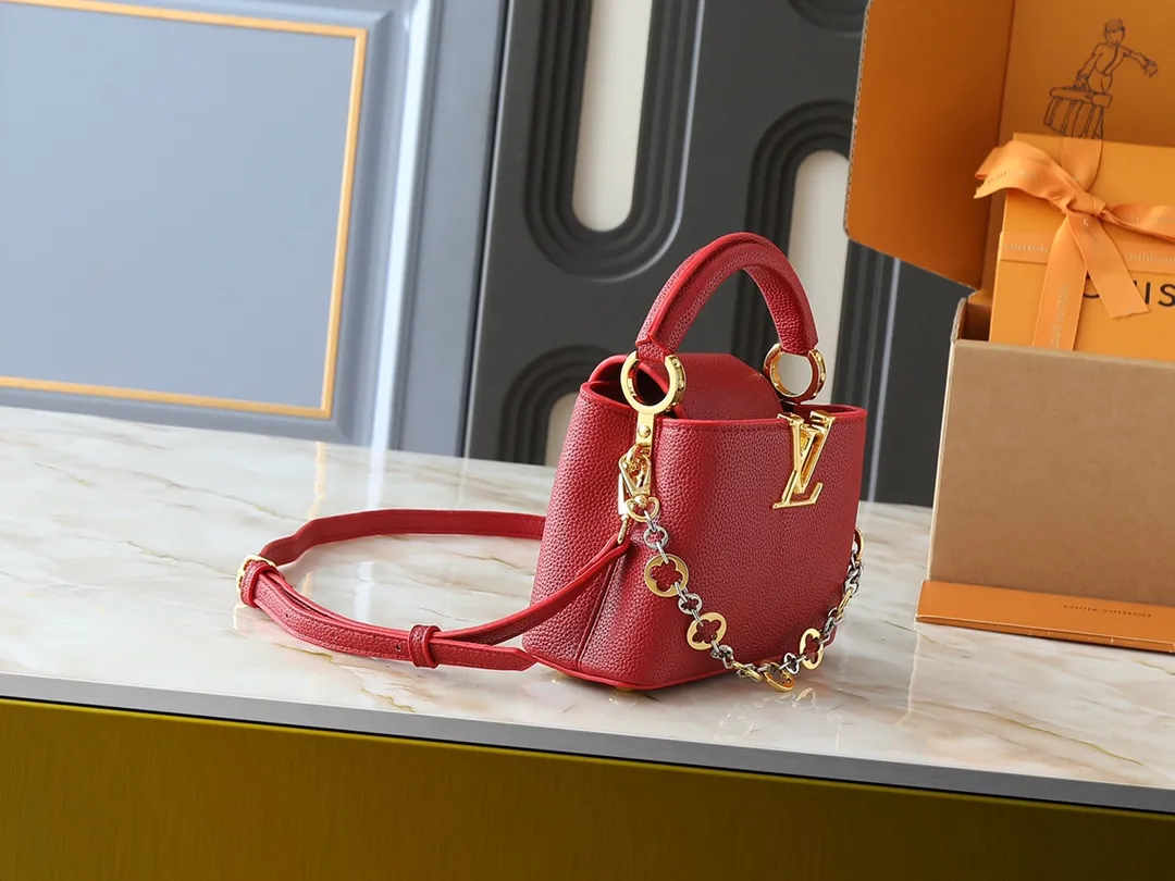 💰380💰Guangzhou goods Upgraded original M12935 M12936 M12937 M12938 This Capucines mini handbag is from the Capucines Chain On You series. It is made of soft Taurillon cow leather and has ample space to store daily necessities such as short wallets, keys, and lipstick. The jewelry-style double-plated chain features Monogram floral details that complement the rounded LV letters, and the flap can be tucked in or out. Dimensions: 21.0 x 14.0 x 8.0 cm (length x height x width)