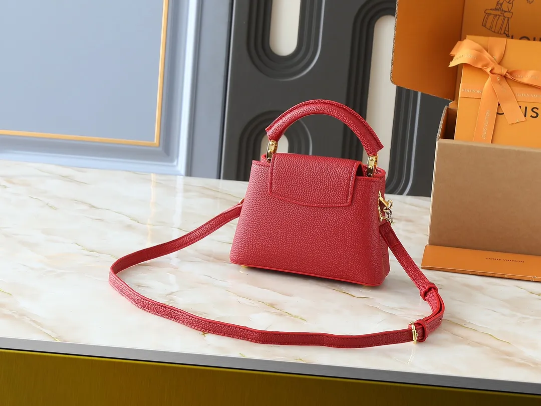 💰380💰Guangzhou goods Upgraded original M12935 M12936 M12937 M12938 This Capucines mini handbag is from the Capucines Chain On You series. It is made of soft Taurillon cow leather and has ample space to store daily necessities such as short wallets, keys, and lipstick. The jewelry-style double-plated chain features Monogram floral details that complement the rounded LV letters, and the flap can be tucked in or out. Dimensions: 21.0 x 14.0 x 8.0 cm (length x height x width)