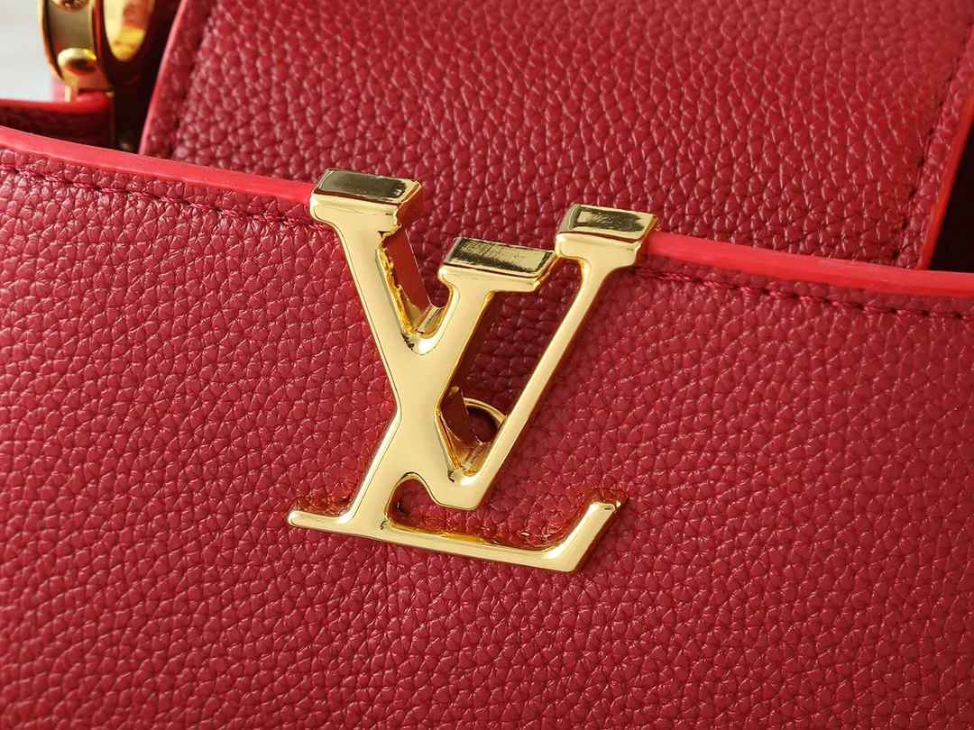 💰380💰Guangzhou goods Upgraded original M12935 M12936 M12937 M12938 This Capucines mini handbag is from the Capucines Chain On You series. It is made of soft Taurillon cow leather and has ample space to store daily necessities such as short wallets, keys, and lipstick. The jewelry-style double-plated chain features Monogram floral details that complement the rounded LV letters, and the flap can be tucked in or out. Dimensions: 21.0 x 14.0 x 8.0 cm (length x height x width)
