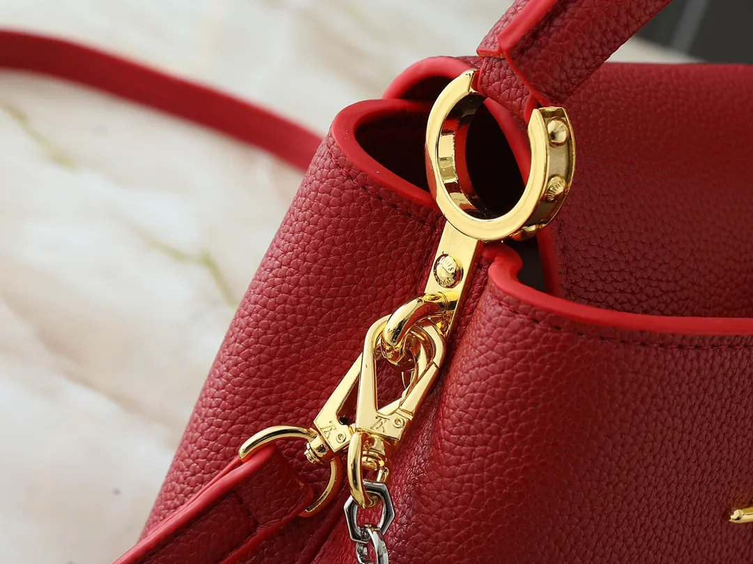 💰380💰Guangzhou goods Upgraded original M12935 M12936 M12937 M12938 This Capucines mini handbag is from the Capucines Chain On You series. It is made of soft Taurillon cow leather and has ample space to store daily necessities such as short wallets, keys, and lipstick. The jewelry-style double-plated chain features Monogram floral details that complement the rounded LV letters, and the flap can be tucked in or out. Dimensions: 21.0 x 14.0 x 8.0 cm (length x height x width)