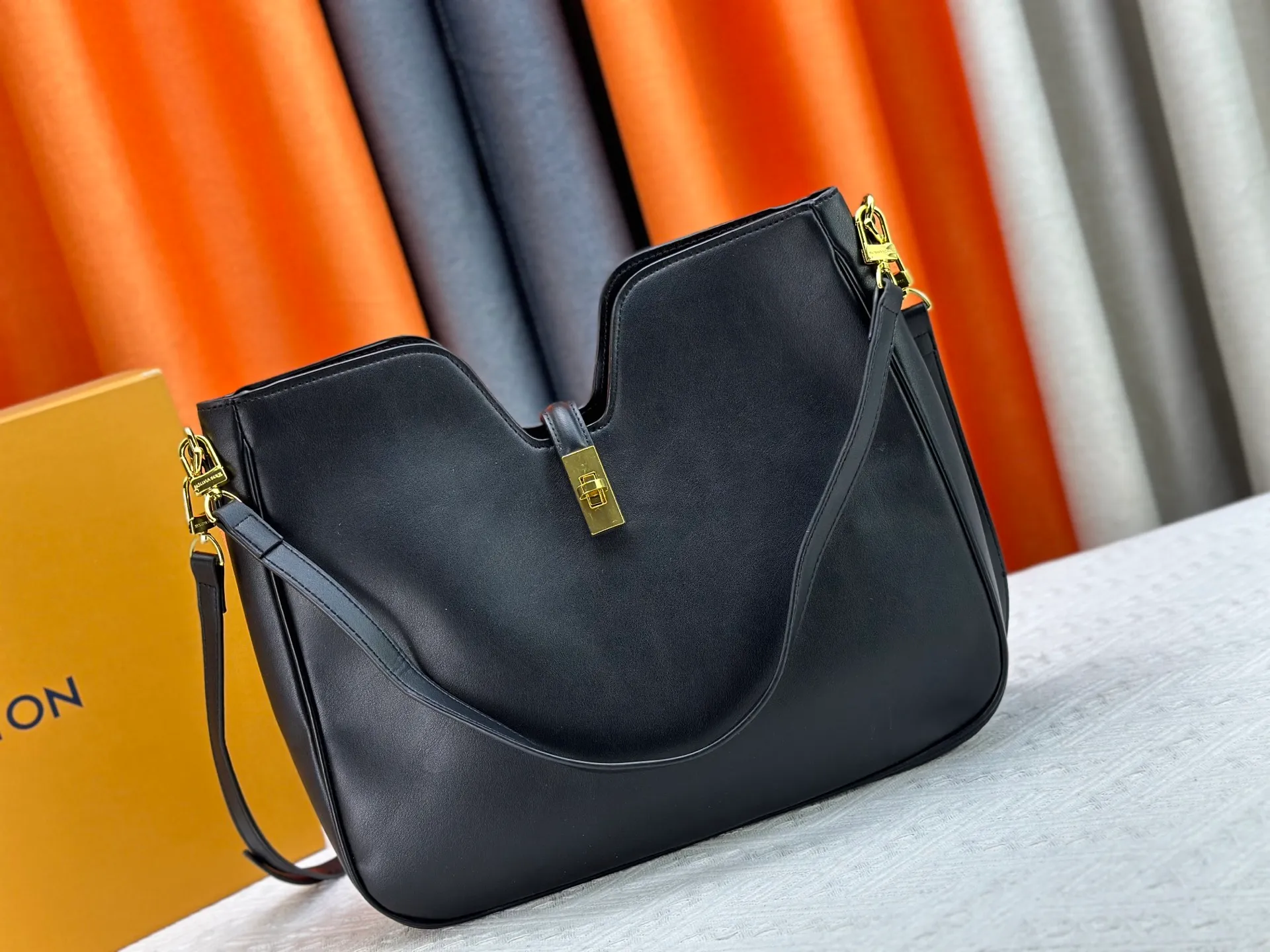 P320 Large M120693 M119563 Louis Vuitton's new style has quietly returned to the minimalist elegance. This new design has soft lines and uses the Hobo outline to outline a casual sense of calmness. This is a bag that deliberately attracts attention and captures people's hearts with its low-key and restrained charm. Internal zipper pocket Size: small 24.5x21.5x5cm large 36×29.5×7cm