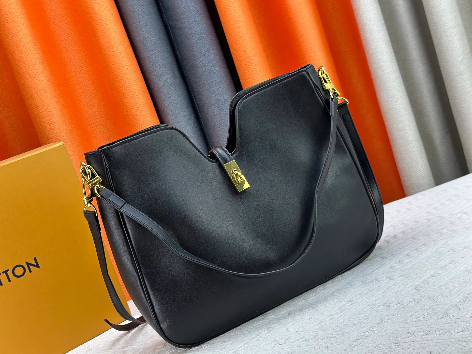 P320 Large M120693 M119563 Louis Vuitton's new style has quietly returned to the minimalist elegance. This new design has soft lines and uses the Hobo outline to outline a casual sense of calmness. This is a bag that deliberately attracts attention and captures people's hearts with its low-key and restrained charm. Internal zipper pocket Size: small 24.5x21.5x5cm large 36×29.5×7cm