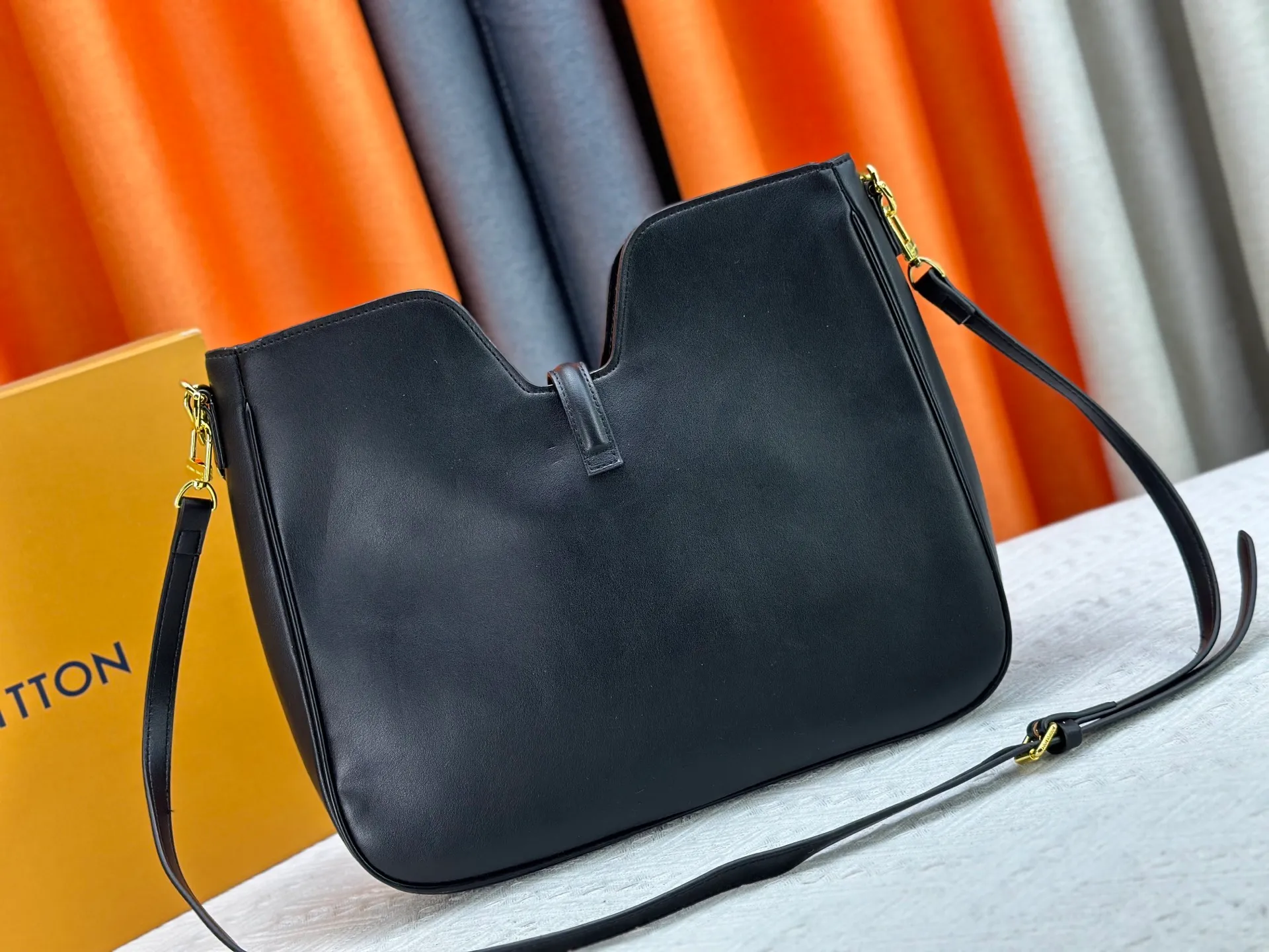 P320 Large M120693 M119563 Louis Vuitton's new style has quietly returned to the minimalist elegance. This new design has soft lines and uses the Hobo outline to outline a casual sense of calmness. This is a bag that deliberately attracts attention and captures people's hearts with its low-key and restrained charm. Internal zipper pocket Size: small 24.5x21.5x5cm large 36×29.5×7cm
