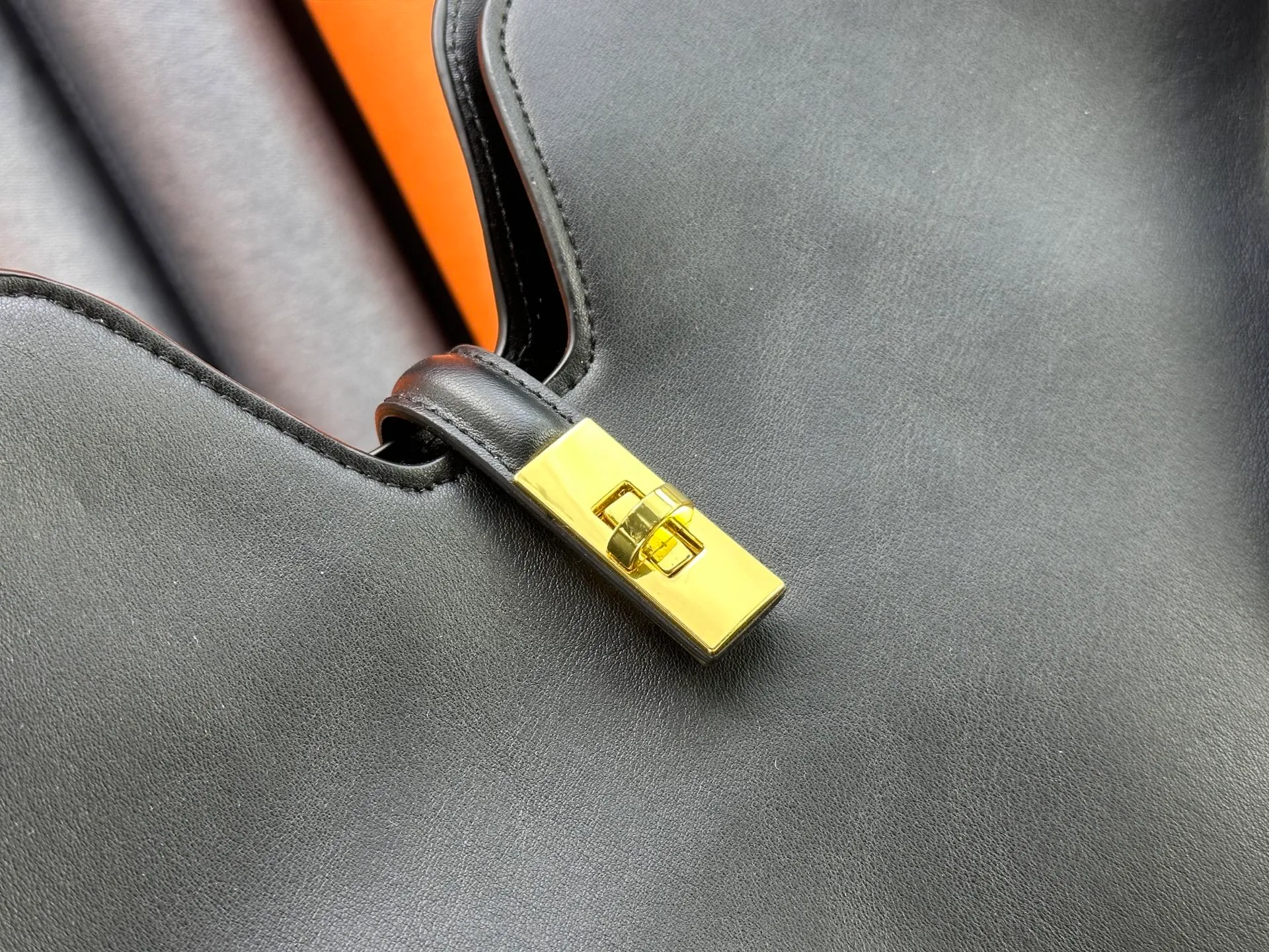 P320 Large M120693 M119563 Louis Vuitton's new style has quietly returned to the minimalist elegance. This new design has soft lines and uses the Hobo outline to outline a casual sense of calmness. This is a bag that deliberately attracts attention and captures people's hearts with its low-key and restrained charm. Internal zipper pocket Size: small 24.5x21.5x5cm large 36×29.5×7cm