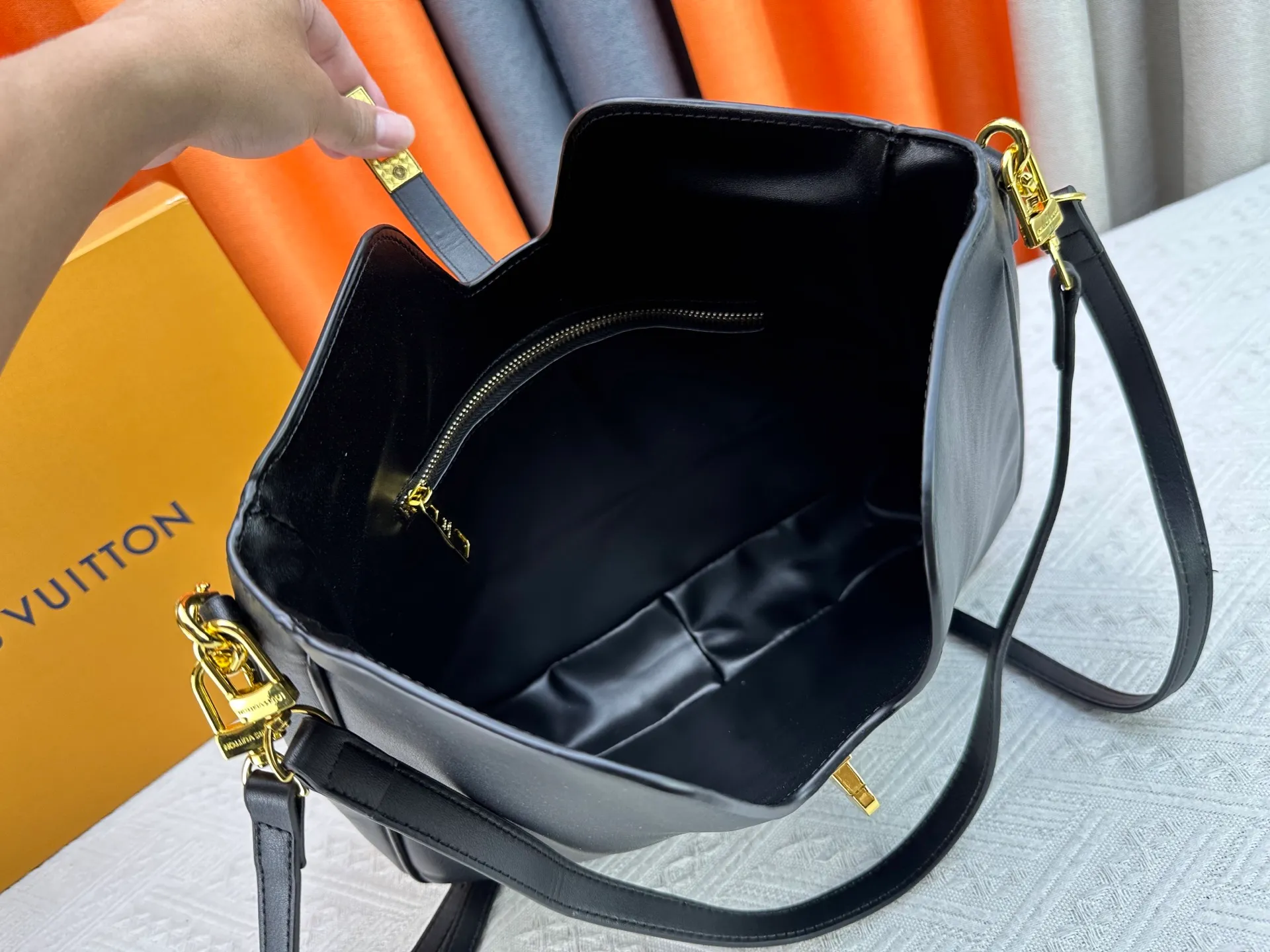 P320 Large M120693 M119563 Louis Vuitton's new style has quietly returned to the minimalist elegance. This new design has soft lines and uses the Hobo outline to outline a casual sense of calmness. This is a bag that deliberately attracts attention and captures people's hearts with its low-key and restrained charm. Internal zipper pocket Size: small 24.5x21.5x5cm large 36×29.5×7cm
