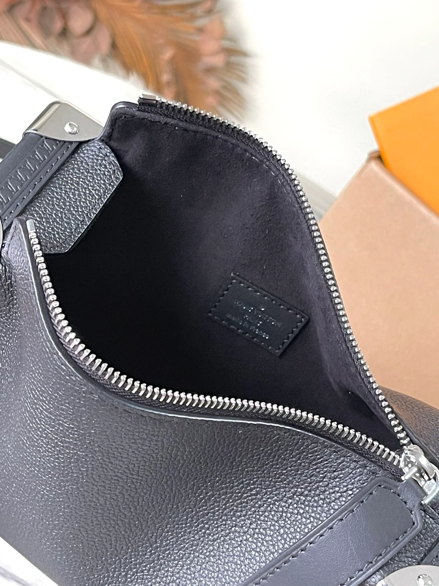 💰1300 (top-grain leather) Top-quality original order M25160 This SideTrunk medium handbag is dipped in the elegant new season colors, and the cow leather is integrated with dazzling metal parts such as S-lock buckles, slowly revealing the inspiration of the brand's classic hard box. Calf leather trim completes the look, and a detachable shoulder strap makes it easy to wear cross-body. Dimensions: 23.5 × 16 × 8.5 cm
