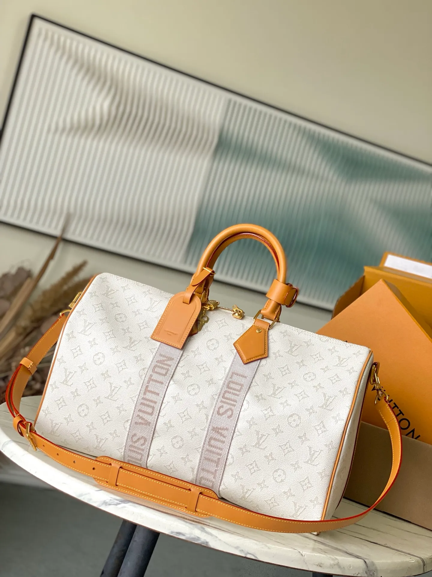 💰1180 Top original order M14838 This Keepall Bandouliere 45 travel bag is made of Monogram Heritage coated canvas, conveying the cruise travel style with gorgeous style. The restrained color scheme and distressed metal pieces exude sophistication, while the soft cowhide leather details reflect the brand's exquisite craftsmanship. The top handle and removable and adjustable shoulder strap allow for a variety of carrying options. Dimensions: 45 × 27 × 20 cm
