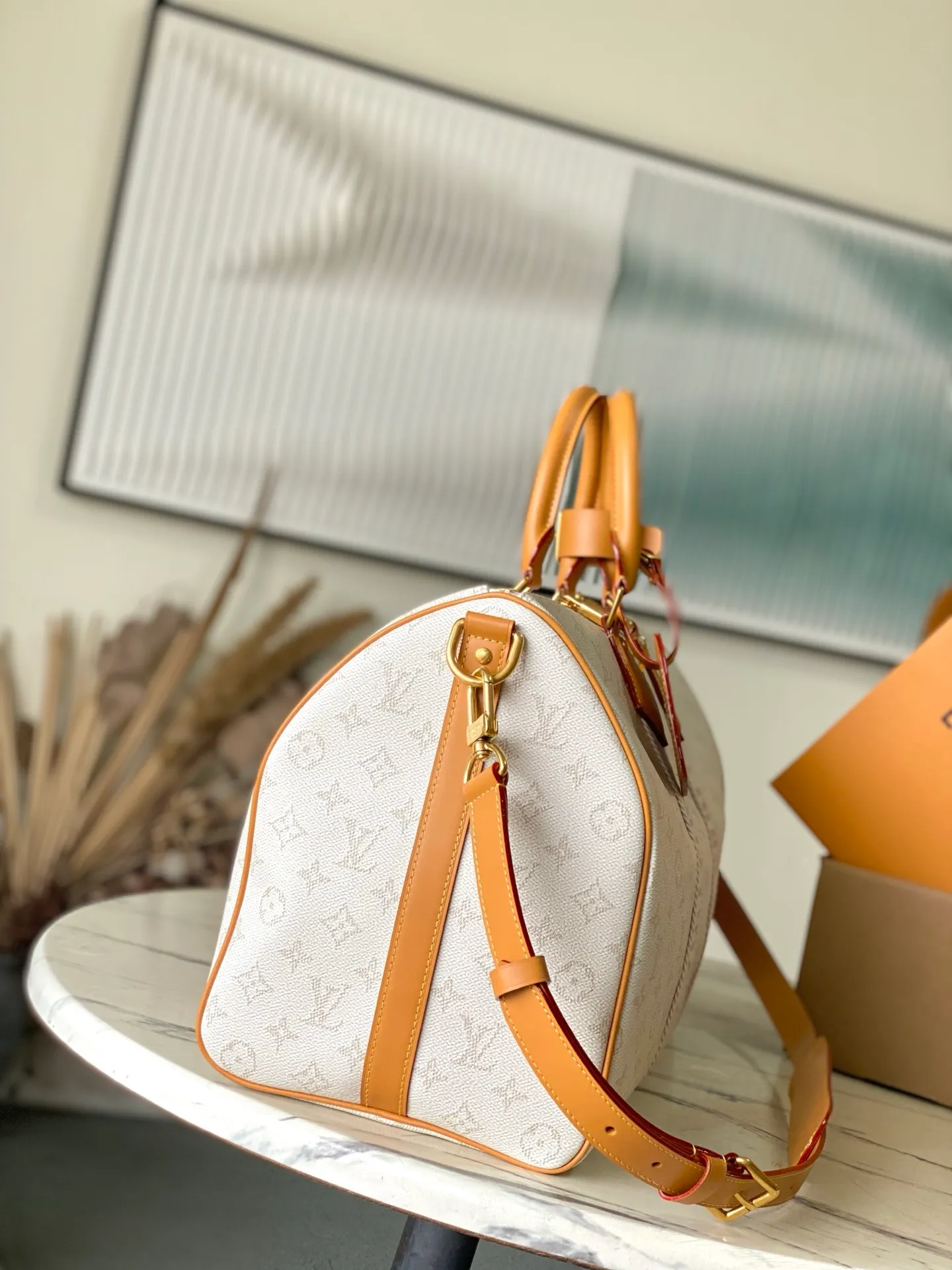 💰1180 Top original order M14838 This Keepall Bandouliere 45 travel bag is made of Monogram Heritage coated canvas, conveying the cruise travel style with gorgeous style. The restrained color scheme and distressed metal pieces exude sophistication, while the soft cowhide leather details reflect the brand's exquisite craftsmanship. The top handle and removable and adjustable shoulder strap allow for a variety of carrying options. Dimensions: 45 × 27 × 20 cm
