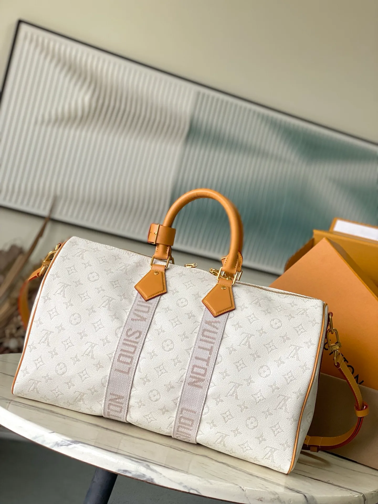 💰1180 Top original order M14838 This Keepall Bandouliere 45 travel bag is made of Monogram Heritage coated canvas, conveying the cruise travel style with gorgeous style. The restrained color scheme and distressed metal pieces exude sophistication, while the soft cowhide leather details reflect the brand's exquisite craftsmanship. The top handle and removable and adjustable shoulder strap allow for a variety of carrying options. Dimensions: 45 × 27 × 20 cm