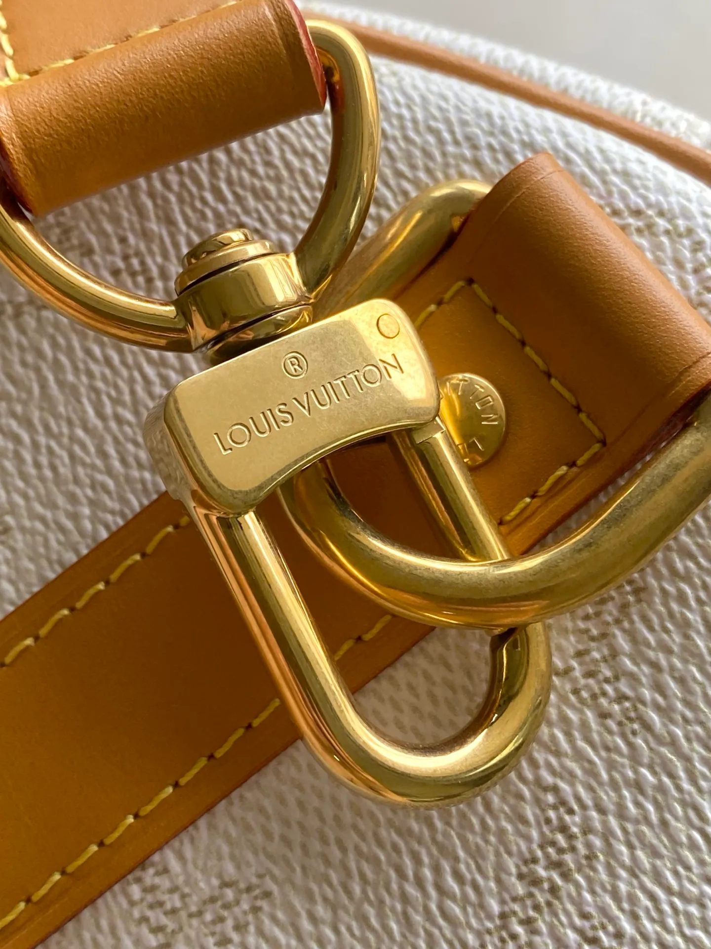 💰1180 Top original order M14838 This Keepall Bandouliere 45 travel bag is made of Monogram Heritage coated canvas, conveying the cruise travel style with gorgeous style. The restrained color scheme and distressed metal pieces exude sophistication, while the soft cowhide leather details reflect the brand's exquisite craftsmanship. The top handle and removable and adjustable shoulder strap allow for a variety of carrying options. Dimensions: 45 × 27 × 20 cm