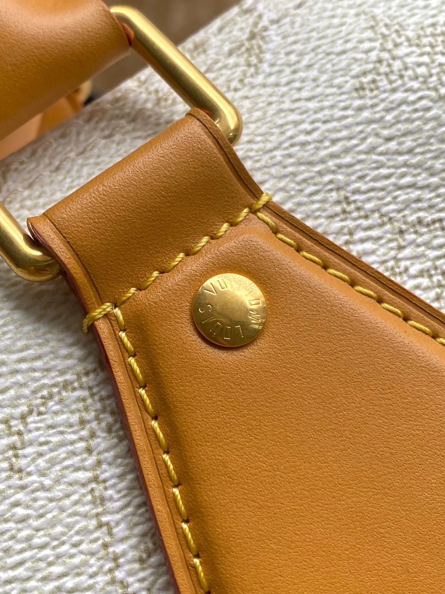 💰1180 Top original order M14838 This Keepall Bandouliere 45 travel bag is made of Monogram Heritage coated canvas, conveying the cruise travel style with gorgeous style. The restrained color scheme and distressed metal pieces exude sophistication, while the soft cowhide leather details reflect the brand's exquisite craftsmanship. The top handle and removable and adjustable shoulder strap allow for a variety of carrying options. Dimensions: 45 × 27 × 20 cm