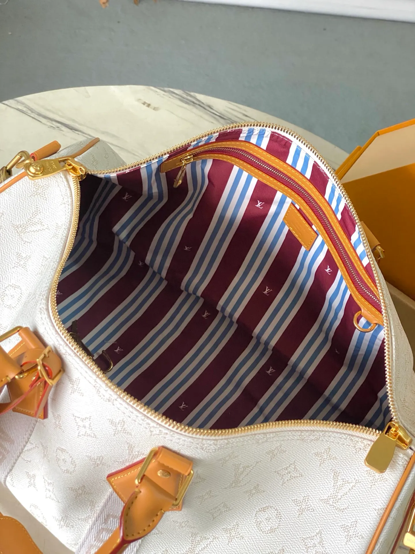 💰1180 Top original order M14838 This Keepall Bandouliere 45 travel bag is made of Monogram Heritage coated canvas, conveying the cruise travel style with gorgeous style. The restrained color scheme and distressed metal pieces exude sophistication, while the soft cowhide leather details reflect the brand's exquisite craftsmanship. The top handle and removable and adjustable shoulder strap allow for a variety of carrying options. Dimensions: 45 × 27 × 20 cm