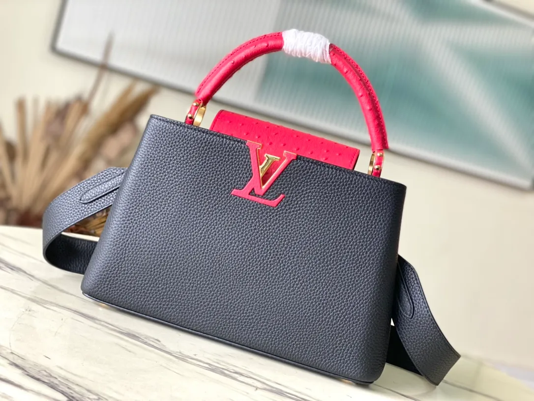 💰2260 (special grade original leather) N83103 black and red ostrich pattern Capucines handbag is made of Taurillon leather to create an exquisite shape, and the flap, handle and LV letters are wrapped in ostrich leather. The flap can be opened or closed to read the LV logo, and the wide, removable leather shoulder strap adds a modern touch. size:31.5 x 20 x 11cm