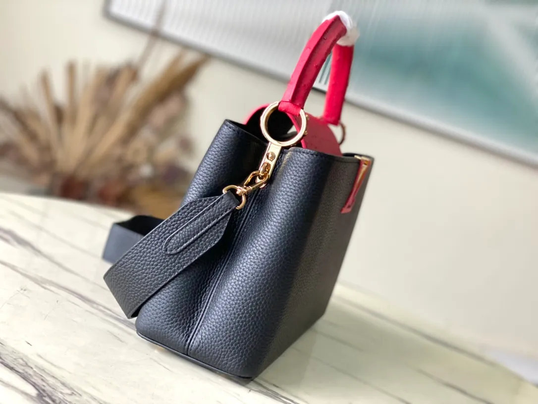 💰2260 (special grade original leather) N83103 black and red ostrich pattern Capucines handbag is made of Taurillon leather to create an exquisite shape, and the flap, handle and LV letters are wrapped in ostrich leather. The flap can be opened or closed to read the LV logo, and the wide, removable leather shoulder strap adds a modern touch. size:31.5 x 20 x 11cm