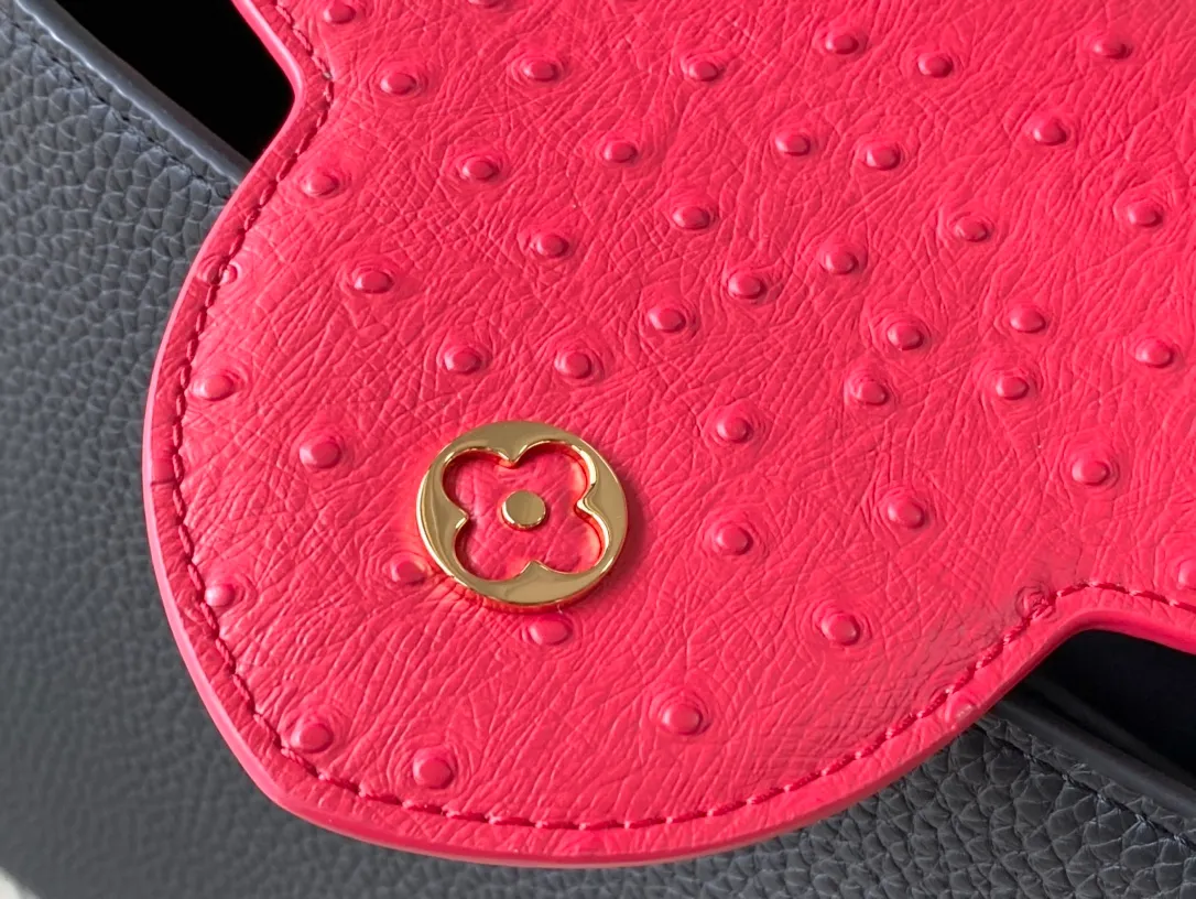 💰2260 (special grade original leather) N83103 black and red ostrich pattern Capucines handbag is made of Taurillon leather to create an exquisite shape, and the flap, handle and LV letters are wrapped in ostrich leather. The flap can be opened or closed to read the LV logo, and the wide, removable leather shoulder strap adds a modern touch. size:31.5 x 20 x 11cm