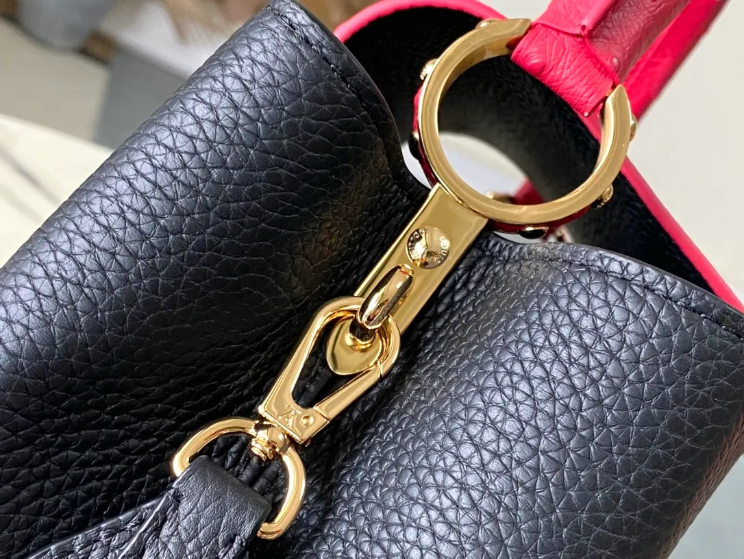 💰2260 (special grade original leather) N83103 black and red ostrich pattern Capucines handbag is made of Taurillon leather to create an exquisite shape, and the flap, handle and LV letters are wrapped in ostrich leather. The flap can be opened or closed to read the LV logo, and the wide, removable leather shoulder strap adds a modern touch. size:31.5 x 20 x 11cm