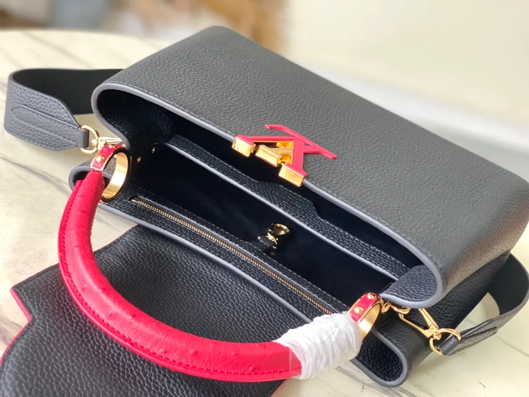 💰2260 (special grade original leather) N83103 black and red ostrich pattern Capucines handbag is made of Taurillon leather to create an exquisite shape, and the flap, handle and LV letters are wrapped in ostrich leather. The flap can be opened or closed to read the LV logo, and the wide, removable leather shoulder strap adds a modern touch. size:31.5 x 20 x 11cm