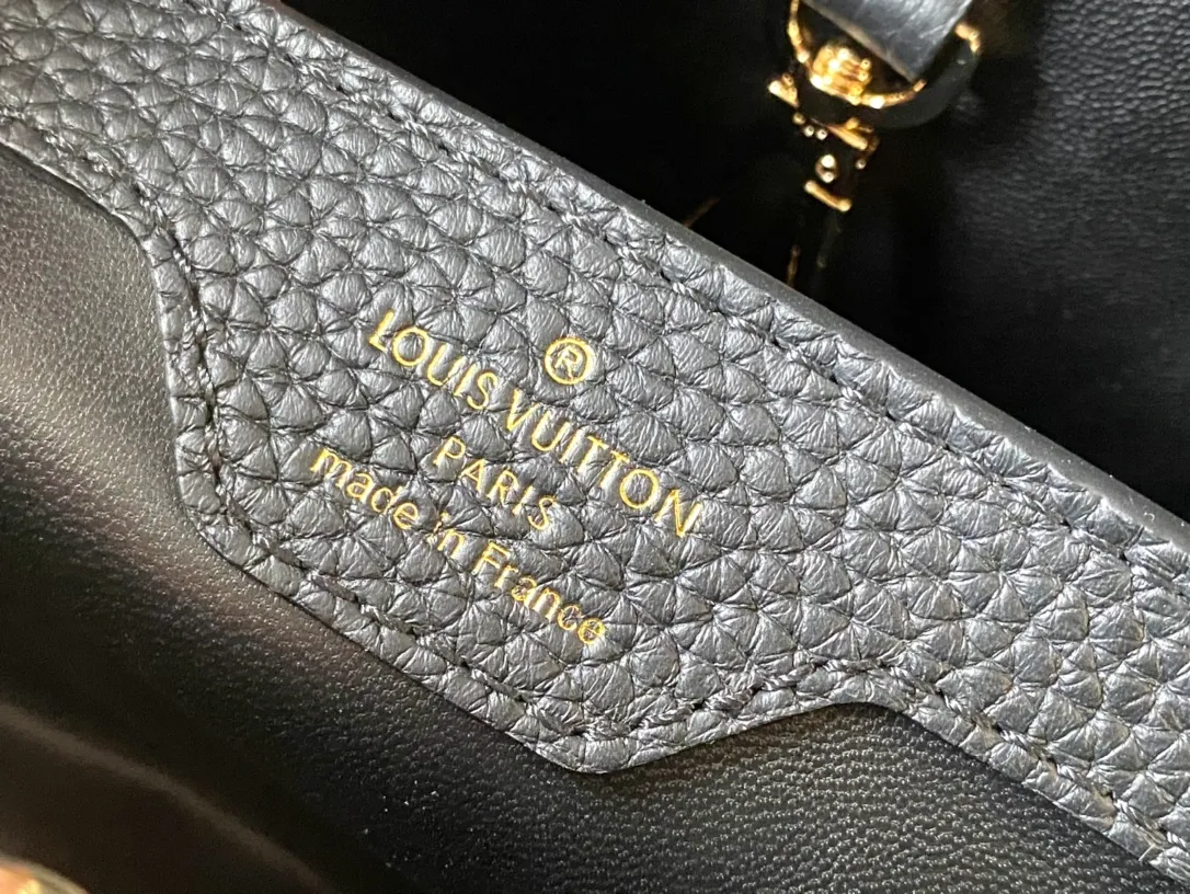 💰2260 (special grade original leather) N83103 black and red ostrich pattern Capucines handbag is made of Taurillon leather to create an exquisite shape, and the flap, handle and LV letters are wrapped in ostrich leather. The flap can be opened or closed to read the LV logo, and the wide, removable leather shoulder strap adds a modern touch. size:31.5 x 20 x 11cm