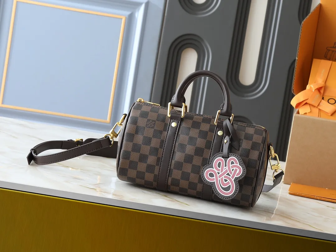 💰240💰Upgraded original M13935 gradient rainbow, black and white three-color N40770 brown grid M15428 old flower M46271 black flower M20900 M46249 This handbag condenses the classic silhouette of the Keepall travel bag. It is made of Monogram embossed Taurillon leather. The compact configuration is suitable for storing small items such as mobile phones and wallets. With its clever use of leather handles and detachable shoulder strap, it's easy to carry with you in trendy style. Detailed features Dimensions: 25✘15✘11 cm