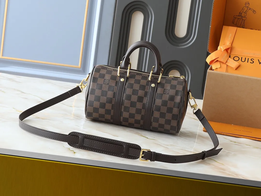 💰240💰Upgraded original M13935 gradient rainbow, black and white three-color N40770 brown grid M15428 old flower M46271 black flower M20900 M46249 This handbag condenses the classic silhouette of the Keepall travel bag. It is made of Monogram embossed Taurillon leather. The compact configuration is suitable for storing small items such as mobile phones and wallets. With its clever use of leather handles and detachable shoulder strap, it's easy to carry with you in trendy style. Detailed features Dimensions: 25✘15✘11 cm