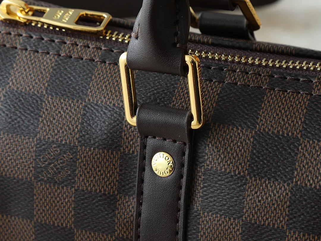 💰240💰Upgraded original M13935 gradient rainbow, black and white three-color N40770 brown grid M15428 old flower M46271 black flower M20900 M46249 This handbag condenses the classic silhouette of the Keepall travel bag. It is made of Monogram embossed Taurillon leather. The compact configuration is suitable for storing small items such as mobile phones and wallets. With its clever use of leather handles and detachable shoulder strap, it's easy to carry with you in trendy style. Detailed features Dimensions: 25✘15✘11 cm