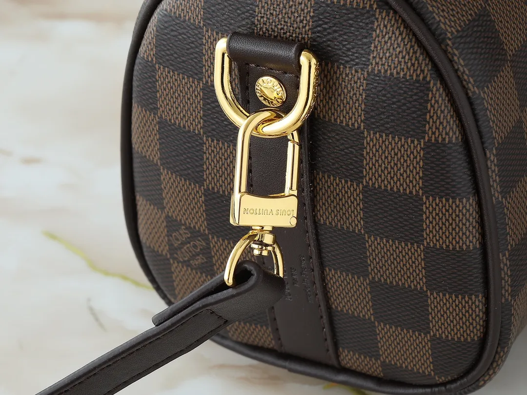 💰240💰Upgraded original M13935 gradient rainbow, black and white three-color N40770 brown grid M15428 old flower M46271 black flower M20900 M46249 This handbag condenses the classic silhouette of the Keepall travel bag. It is made of Monogram embossed Taurillon leather. The compact configuration is suitable for storing small items such as mobile phones and wallets. With its clever use of leather handles and detachable shoulder strap, it's easy to carry with you in trendy style. Detailed features Dimensions: 25✘15✘11 cm