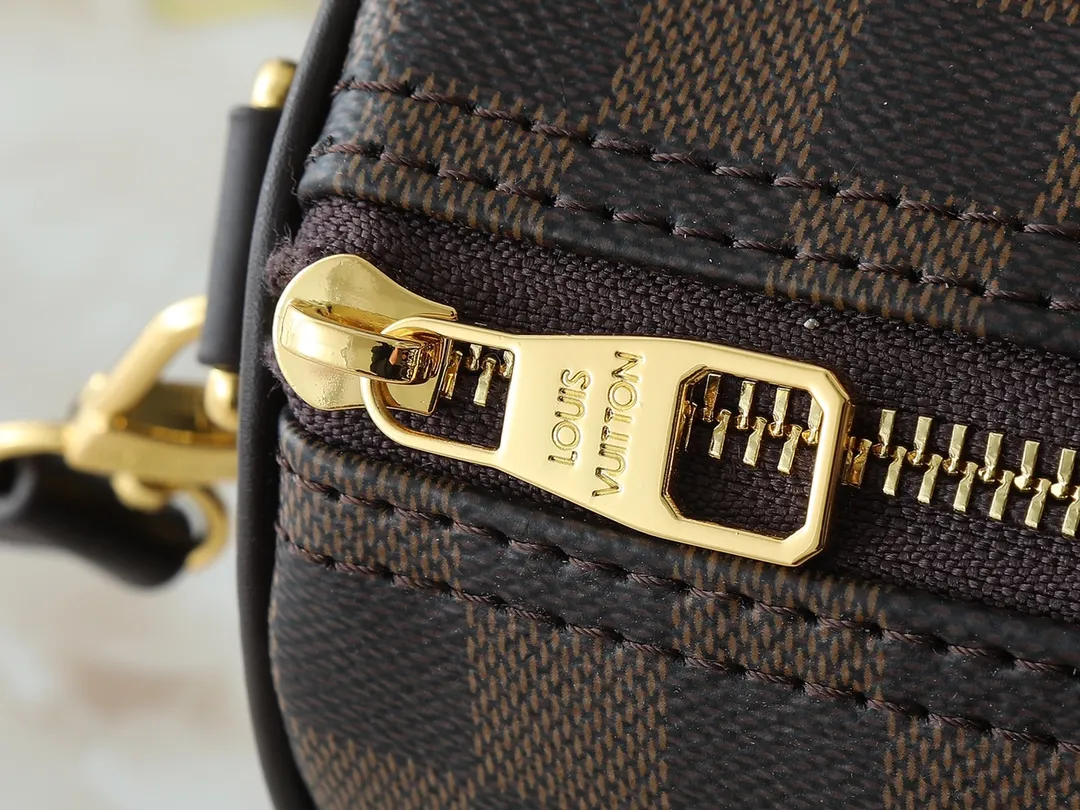 💰240💰Upgraded original M13935 gradient rainbow, black and white three-color N40770 brown grid M15428 old flower M46271 black flower M20900 M46249 This handbag condenses the classic silhouette of the Keepall travel bag. It is made of Monogram embossed Taurillon leather. The compact configuration is suitable for storing small items such as mobile phones and wallets. With its clever use of leather handles and detachable shoulder strap, it's easy to carry with you in trendy style. Detailed features Dimensions: 25✘15✘11 cm