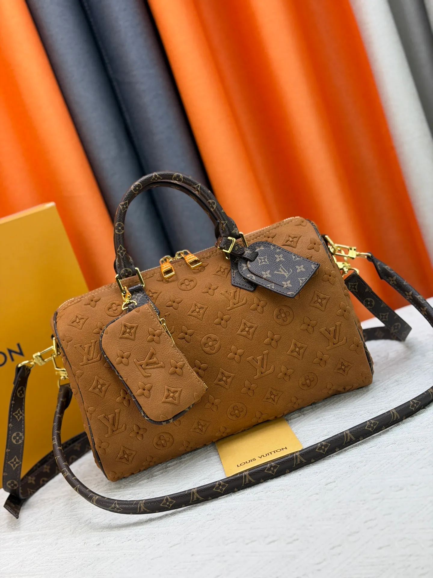 P320 M15225 M22853 Speedy Bandoulière 30 Handbag A refreshed version of Louis Vuitton's classic Speedy series, it is crafted from gray embossed leather and is engraved with the brand's iconic Monogram pattern, fully demonstrating the brand's heritage in texture. Equipped with golden metal accessories, it has a delicate handle and an adjustable shoulder strap, so it can be carried elegantly by hand or worn casually across the body. Built-in detachable coin purse blends practicality and design. From daily commuting to leisure travel, it combines classic bag shapes with modern materials to interpret the balance of French elegance and pragmatism. It is a fashionable item that highlights your individual taste. Dimensions: 30x18x17 cm