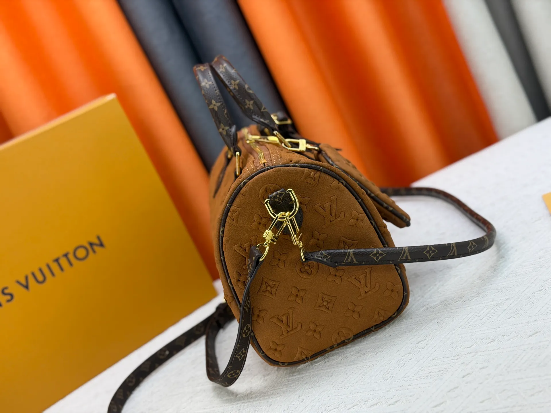 P320 M15225 M22853 Speedy Bandoulière 30 Handbag A refreshed version of Louis Vuitton's classic Speedy series, it is crafted from gray embossed leather and is engraved with the brand's iconic Monogram pattern, fully demonstrating the brand's heritage in texture. Equipped with golden metal accessories, it has a delicate handle and an adjustable shoulder strap, so it can be carried elegantly by hand or worn casually across the body. Built-in detachable coin purse blends practicality and design. From daily commuting to leisure travel, it combines classic bag shapes with modern materials to interpret the balance of French elegance and pragmatism. It is a fashionable item that highlights your individual taste. Dimensions: 30x18x17 cm