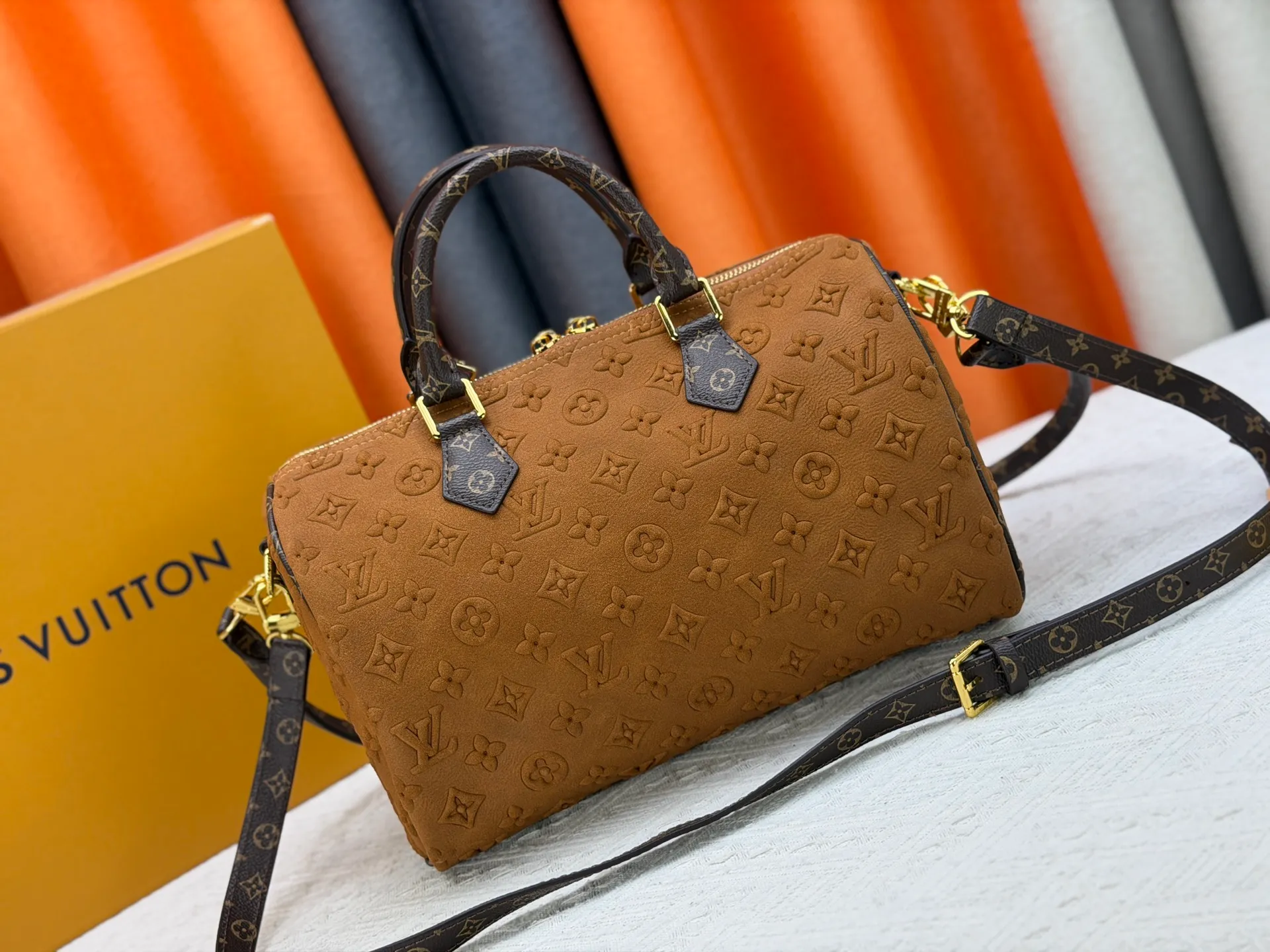 P320 M15225 M22853 Speedy Bandoulière 30 Handbag A refreshed version of Louis Vuitton's classic Speedy series, it is crafted from gray embossed leather and is engraved with the brand's iconic Monogram pattern, fully demonstrating the brand's heritage in texture. Equipped with golden metal accessories, it has a delicate handle and an adjustable shoulder strap, so it can be carried elegantly by hand or worn casually across the body. Built-in detachable coin purse blends practicality and design. From daily commuting to leisure travel, it combines classic bag shapes with modern materials to interpret the balance of French elegance and pragmatism. It is a fashionable item that highlights your individual taste. Dimensions: 30x18x17 cm