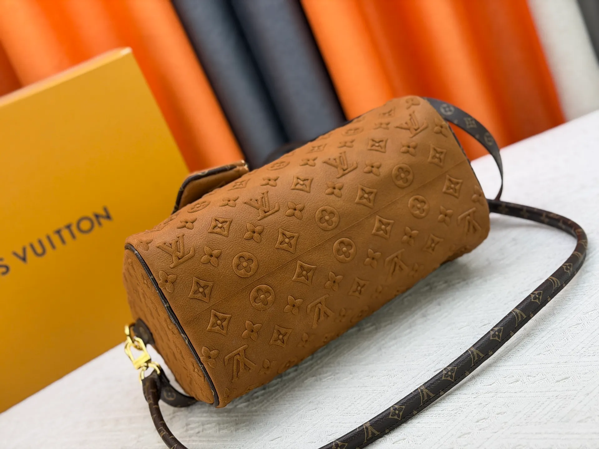 P320 M15225 M22853 Speedy Bandoulière 30 Handbag A refreshed version of Louis Vuitton's classic Speedy series, it is crafted from gray embossed leather and is engraved with the brand's iconic Monogram pattern, fully demonstrating the brand's heritage in texture. Equipped with golden metal accessories, it has a delicate handle and an adjustable shoulder strap, so it can be carried elegantly by hand or worn casually across the body. Built-in detachable coin purse blends practicality and design. From daily commuting to leisure travel, it combines classic bag shapes with modern materials to interpret the balance of French elegance and pragmatism. It is a fashionable item that highlights your individual taste. Dimensions: 30x18x17 cm