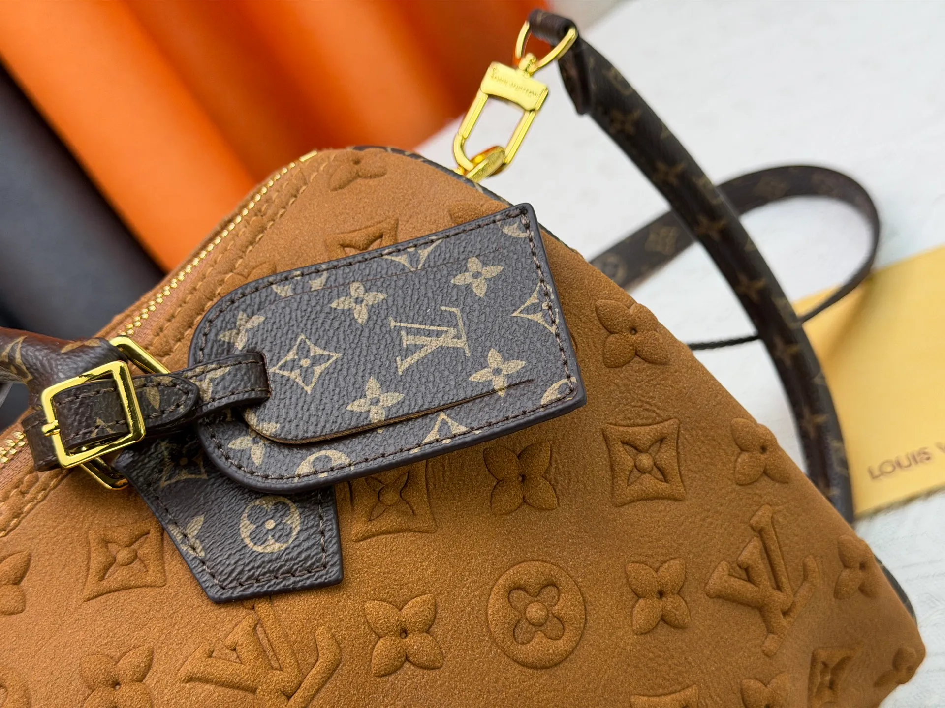 P320 M15225 M22853 Speedy Bandoulière 30 Handbag A refreshed version of Louis Vuitton's classic Speedy series, it is crafted from gray embossed leather and is engraved with the brand's iconic Monogram pattern, fully demonstrating the brand's heritage in texture. Equipped with golden metal accessories, it has a delicate handle and an adjustable shoulder strap, so it can be carried elegantly by hand or worn casually across the body. Built-in detachable coin purse blends practicality and design. From daily commuting to leisure travel, it combines classic bag shapes with modern materials to interpret the balance of French elegance and pragmatism. It is a fashionable item that highlights your individual taste. Dimensions: 30x18x17 cm