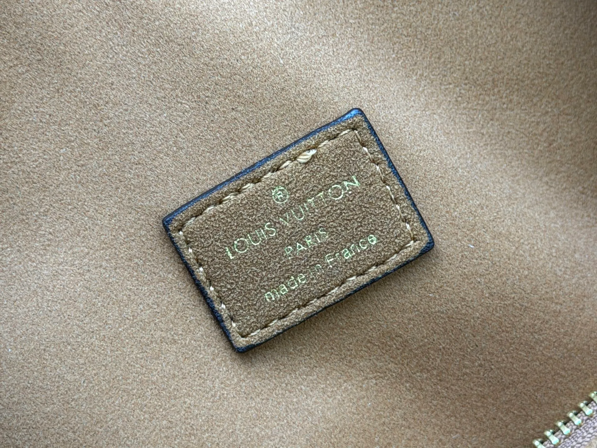 P320 M15225 M22853 Speedy Bandoulière 30 Handbag A refreshed version of Louis Vuitton's classic Speedy series, it is crafted from gray embossed leather and is engraved with the brand's iconic Monogram pattern, fully demonstrating the brand's heritage in texture. Equipped with golden metal accessories, it has a delicate handle and an adjustable shoulder strap, so it can be carried elegantly by hand or worn casually across the body. Built-in detachable coin purse blends practicality and design. From daily commuting to leisure travel, it combines classic bag shapes with modern materials to interpret the balance of French elegance and pragmatism. It is a fashionable item that highlights your individual taste. Dimensions: 30x18x17 cm