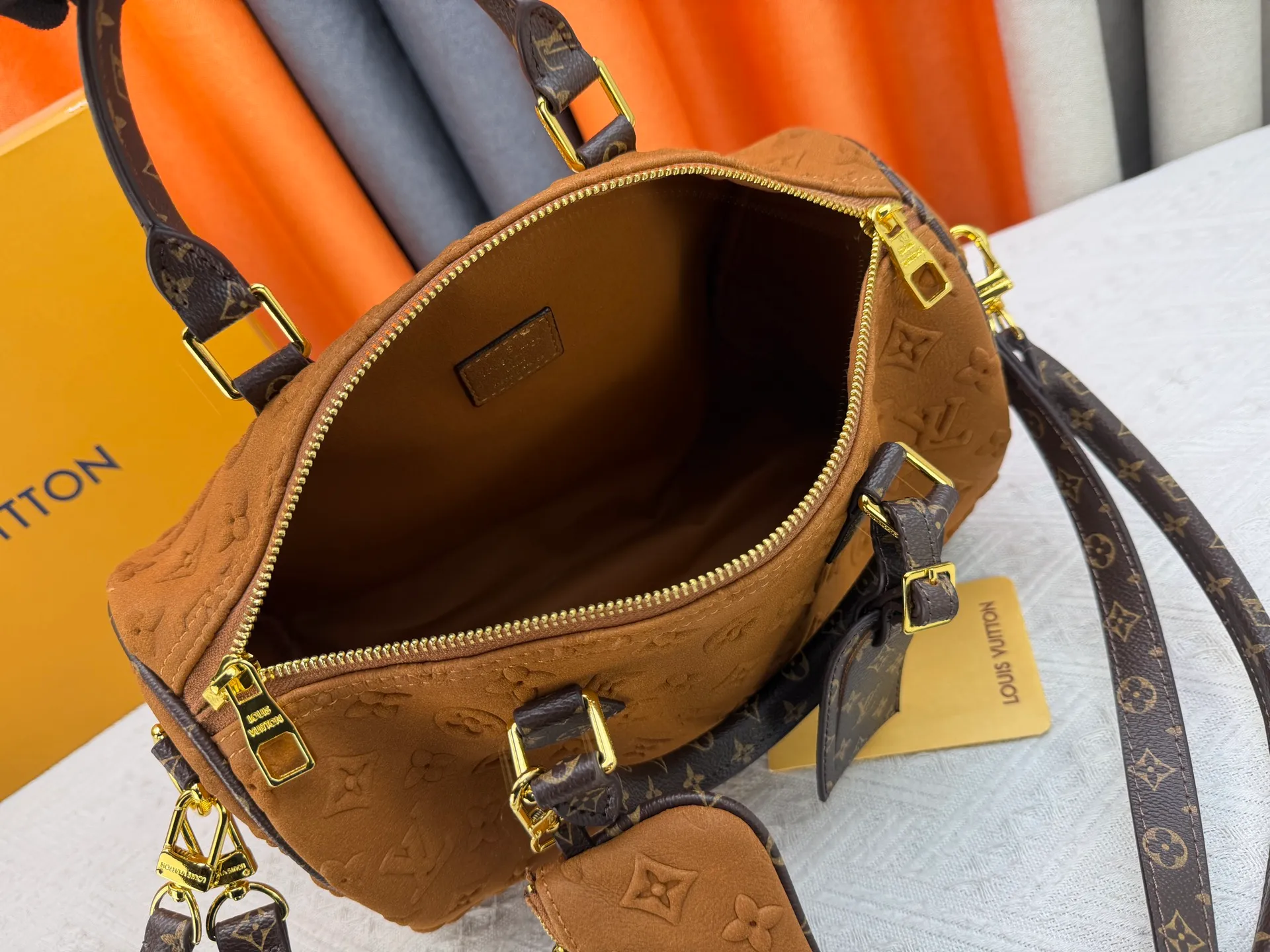 P320 M15225 M22853 Speedy Bandoulière 30 Handbag A refreshed version of Louis Vuitton's classic Speedy series, it is crafted from gray embossed leather and is engraved with the brand's iconic Monogram pattern, fully demonstrating the brand's heritage in texture. Equipped with golden metal accessories, it has a delicate handle and an adjustable shoulder strap, so it can be carried elegantly by hand or worn casually across the body. Built-in detachable coin purse blends practicality and design. From daily commuting to leisure travel, it combines classic bag shapes with modern materials to interpret the balance of French elegance and pragmatism. It is a fashionable item that highlights your individual taste. Dimensions: 30x18x17 cm